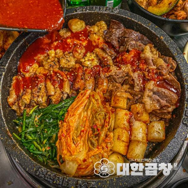 
                        發(fā)掘首爾美味，軍子大韓烤腸探索韓國傳統(tǒng)美味的絕佳選擇——明洞軍子大韓烤腸！這里傾情推薦的牛肥腸、牛大腸、牛皺胃以及牛心臟，都是不容錯過的精選佳肴。無論你是韓食愛好者，還是想要嘗試一番新口味的食客，這里都能滿足你對正宗韓式烤肉的幻想。??快來明洞軍子大韓烤腸，盡情享受這份正宗的韓食體驗吧！?????????? ???軍子大韓牛腸明洞店招牌????18,900????+???+??+??肥腸拼盤18900韓元牛肥腸+牛大腸+牛皺胃+牛心臟??????20,900????+???+??+??+??韓國綜合肥腸 20900韓元牛肥腸+牛大腸+牛皺胃+毛肚+心臟其他菜單??????? 19,900????+??+????+????辣烤羊大腸19900韓元牛大腸+毛肚+辣醬+烏冬面條?????17,900?180g烤韓牛牛大腸17900元180克???17,900????180g/???130g牛肥腸17900韓元熟前180g/熟后130g???17,900?180g牛皺胃17900韓元180g??19,900?150g毛肚19900韓元150克?????22,900???? 180g/??? 120g韓牛牛肥腸22900元熟前180g/熟后120g????19,900????+????+????+??牛胸肉肥腸19900韓元牛肥腸+雪花大腸+牛胸肉+牛心臟???????26,000????+???+???大韓牛排骨冰盤26000韓元肋骨+雪花排骨+牛排骨??????18,000?150g大韓牛排骨肉18000韓元150g??????29,000?150g大韓雪花排骨肉29000韓元150g?????25,000?200g大韓肋骨25000韓元200g?????4000?大韓炒飯4000韓元???????8900?肥腸砂鍋火鍋8900韓元??????5900?辣白菜拌面5900韓元??????5900?新奇湯面????9900?烤牛心臟9900韓元???????8000?粉色西柚高杯酒8000元???????8000?藍色檸檬高杯酒8000元#忘不了的味道 #韓國首爾 #明洞 #明洞探店 #首爾旅游 #韓國明洞 #軍子大韓肥腸
