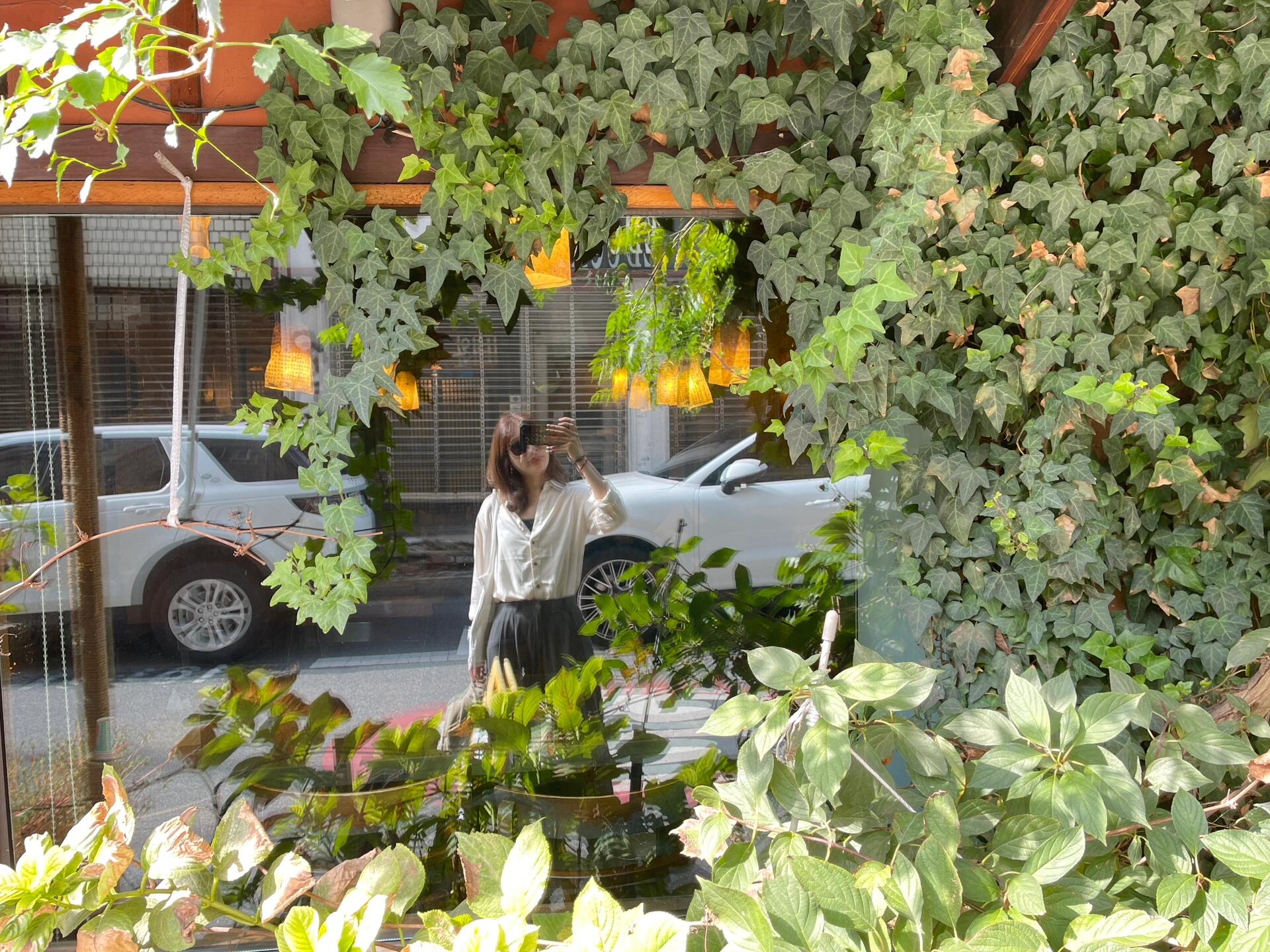 
                        Day3 新沙洞city walk又是暴走的一天~今天還在CGV看了《AI創世者》，第一次體驗全英文韓文字幕，半聽懂半劇情看懂了個大概~打卡了Jennie的大海報~高先生又是辛苦出片的一天 ??#新沙洞林蔭路 #首爾旅行 #首爾citywalk #CGV #AI創世者 #Jennie #暴走一天 #旅行日記