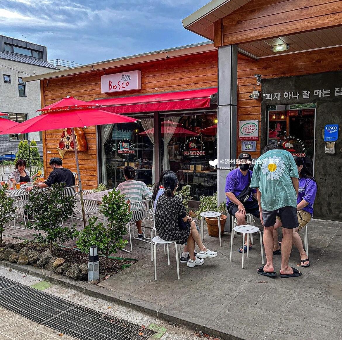 
                        ????｜濟州島火山芝士超大份 巨劃算披薩????在濟州島，有一家極受歡迎的披薩店- 靈感來源于壯麗的漢拿山這里的芝士與蝦搭配，造型仿佛火山??- 視覺效果新穎，顛覆傳統披薩的印象因此在網上大受歡迎這是我品嘗過的最美味的披薩，無與倫比- 配料豐富，芝士多到溢出邊緣搭配一圈鮮美的紅蝦，簡直完美- 披薩上還撒有濟州島特有的海藻在韓國所有披薩店中，唯獨這家如此有創意- 如果你來濟州島，一定要嘗試這家披薩 ??? ???? 27 ???????? ??????11:00-21:00??23000/2人～關注小島資訊，美食旅行攻略持續更新吃喝玩樂，私人行程定制，找我準沒錯啦..#濟州島包車訂制游 #濟州島包車咨詢 #濟州島旅行 #濟州島探店 #濟州島美食 #小紅書 #披薩 #韓國自由行 #濟州島自由行 #韓國濟州島 #濟州島 #濟州島旅游攻略