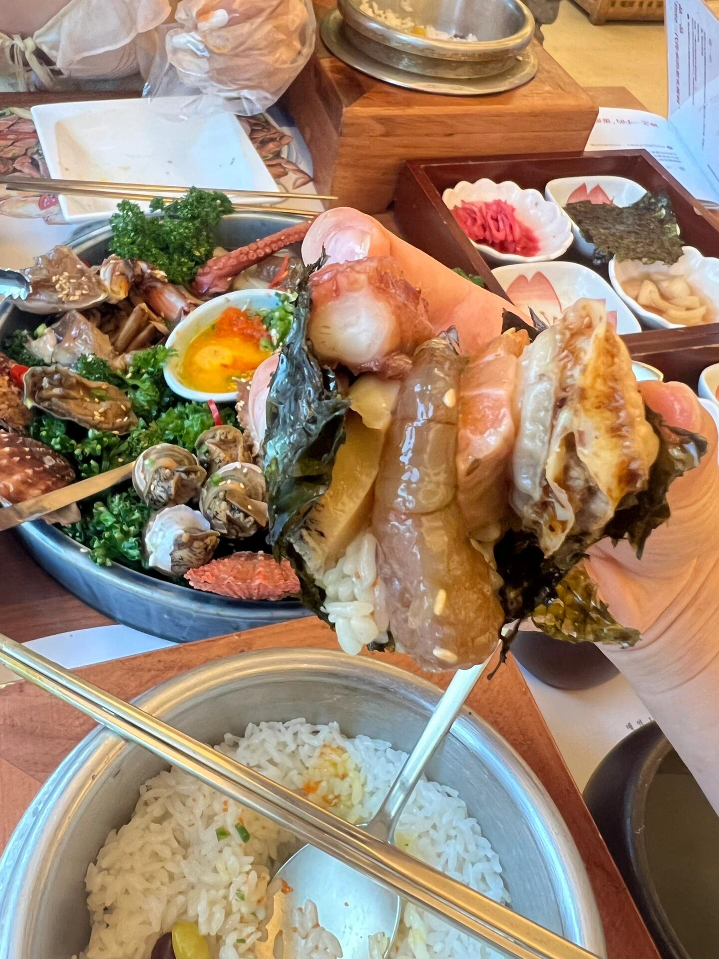 
                        釜山美食探店：海云臺生腌體驗在????釜山海云臺，來旅游的小伙伴們一定要試試這家生腌店哦！店名是???，位置就在我們去坐海邊小火車的附近。這里不需要提前預約，到了直接排隊取號就好。菜單上有圖片和中文，完全不用擔心看不懂。相比于首爾的生腌，兩人份要15萬韓元，這里一人份只需3.5萬韓元！最重要的是，味道超級好，不腥不咸，食材都很新鮮～包括蝦、螃蟹、鮑魚、章魚、海螺、扇貝和三文魚，一共有七種哦～為了這家店，來釜山絕對值得！#今日份海邊 #韓國旅游 #韓國釜山 #釜山旅行 #釜山美食 #釜山旅游 #釜山探店 #釜山海云臺 #釜山海邊列車 #釜山海景 #釜山海云臺美食店 ??????