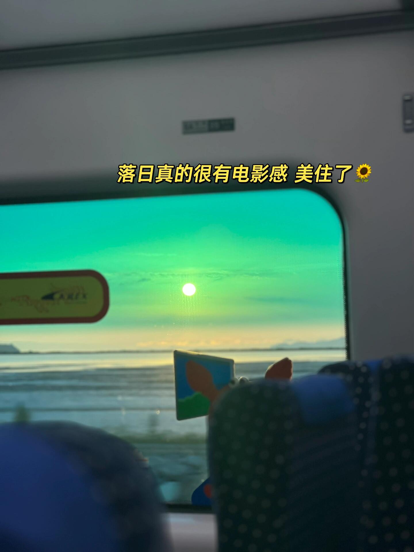 
                        韓國旅行必備！仁川機場到市區捷運攻略??????#韓國旅行 #韓國攻略計劃第一次去韓國的小伙伴們注意啦！如果你打算從機場乘坐捷運前往市區，這篇攻略一定要收藏！不然可能會手忙腳亂哦～·出海關后，按照機場的捷運指示牌，乘電梯下行。·需要走幾分鐘的路程，看到KFC就快到購票處了。·??右手邊的購票機是用于購買直通列車票的，對面是普通捷運的購票機，繼續往前走幾步就能看到，別著急。·如果想快速到達首爾站，可以選擇直通列車??，中途無停靠，直接到站。這是韓國的火車??，車內有空調，乘客不多，車窗上還有可愛的卡通貼紙，票價為9500韓幣。·如果想省錢，可以選擇普通捷運，雖然會慢20分鐘左右，但人也不多，捷運費約為4150韓幣，能省下一半的費用。初次去韓國的小伙伴可能會對捷運乘坐有些不熟悉，希望這篇攻略能幫助你們更順利地出行！祝大家旅途愉快～#首爾旅行 #韓國首爾 #仁川機場 #韓國捷運 #韓國旅行攻略