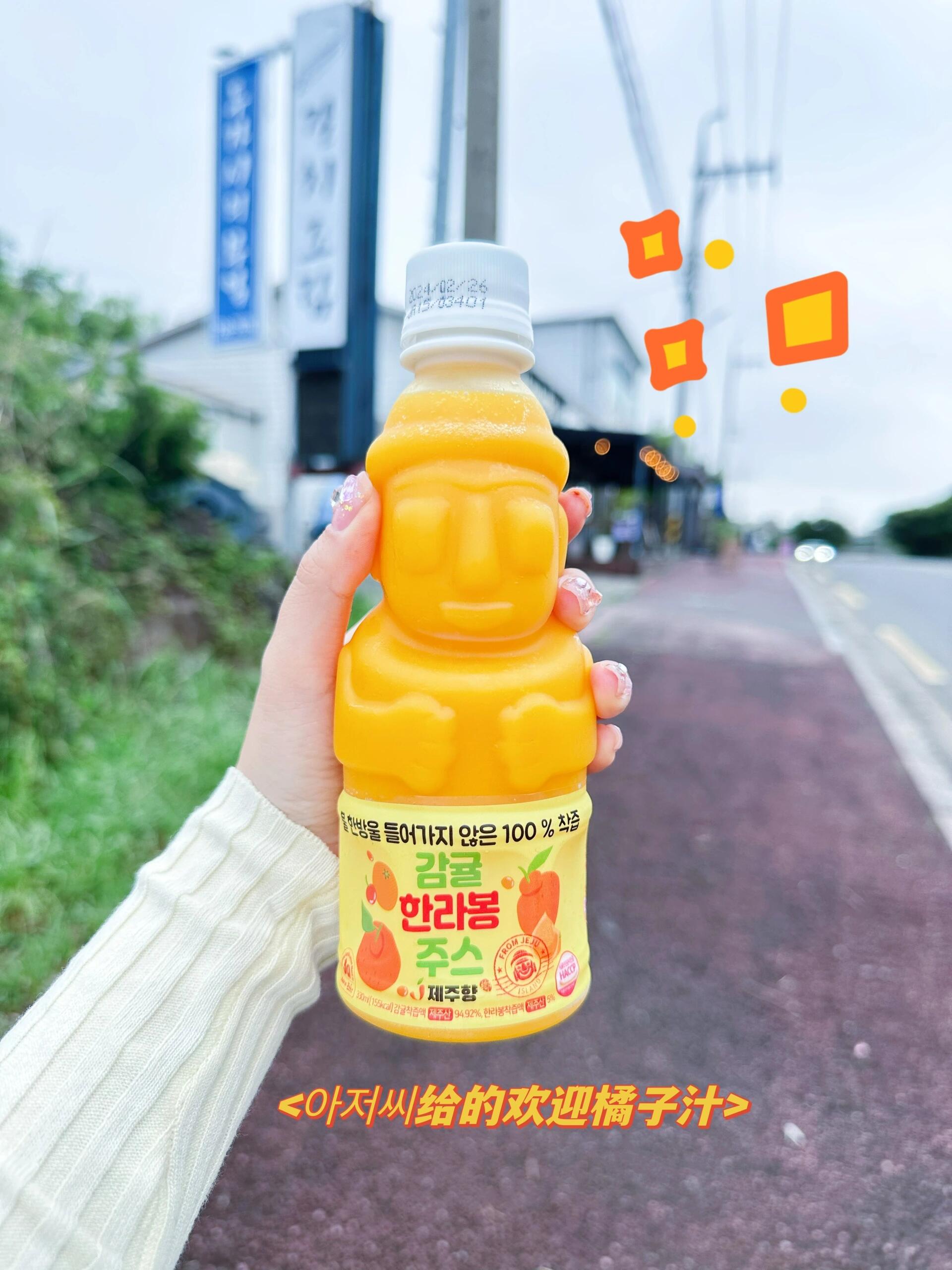 
                        西歸浦必打卡的小館，超值推薦！！辣燉帶魚可是濟州島的特色美食之一！來之前就被大家分享的超長辣燉帶魚鍋種草了，沒想到在西歸浦發現了一家評分超高的燉帶魚小館，真的是太驚喜了！?這家店距離偶來市場大約七八公里，我們是乘坐520路公交到達的。店鋪由一對中年夫妻經營，環境特別干凈溫馨，適合放松心情。老板娘會一些基本的英語，而老板一開始用韓語和我交流，得知我是中國人后立刻請來了老板娘。這里只提供辣燉帶魚，只需告訴他們幾人份，以及是否需要額外加一份山蕨菜即可。小菜擺放得非常精致，強迫癥患者的福音。鍋煮開后，老板會親自過來幫忙把帶魚分到碟子里，服務很貼心。最重要的是，味道超級香！微甜中帶著辣椒粉的香氣，我差點把整鍋都吃光了。結賬后，老板熱情地追出來，用他會的英語單詞混合韓語對我們說“歡迎來濟州”，還送了一瓶橘子汁，并叮囑我們搖一搖更好喝，真的被他的熱情和可愛打動了??。如果時間充裕，強烈建議去嘗試一下！#jeju #西歸浦 #西歸浦美食 #西歸浦探店 #濟州島西歸浦 #濟州島美食 ????