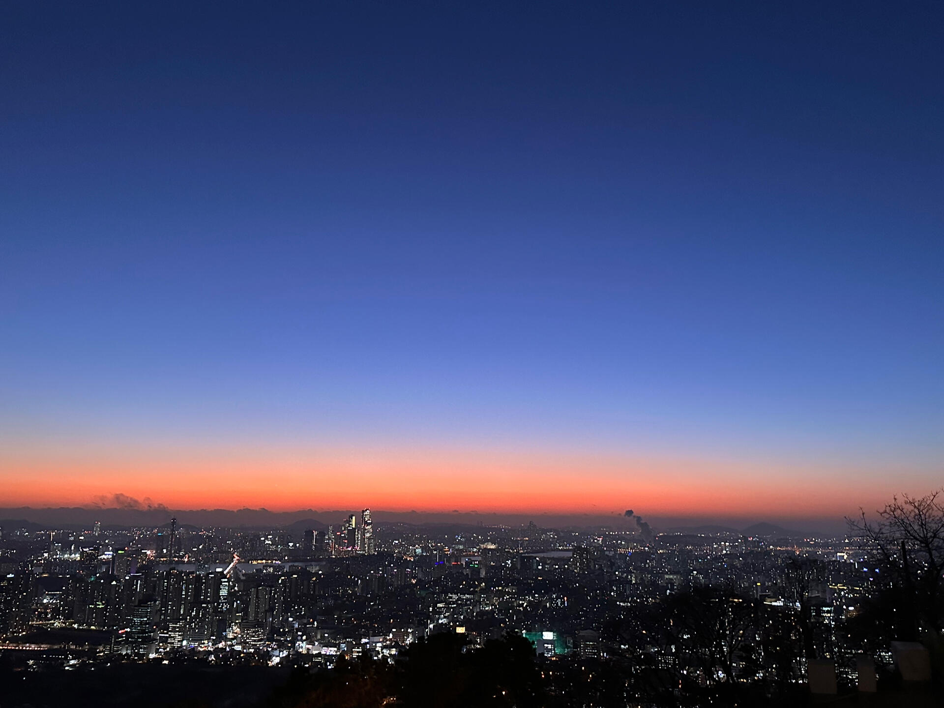 
                        ????Day12｜首爾夜景超美今天去爬了學校后面的南山塔，夜景真的美哭了！不過山上真的很冷，我以為爬山會熱就穿得很薄，結果我們直接坐車到山頂，然后開始往山下走。??#首爾 #留學韓國 #最美夜景 #首爾南山塔 #韓國旅行 #韓國留學生活