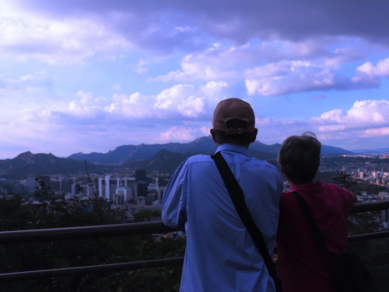 
                        ????韓國南山塔必打卡地！俯瞰首爾全景?有些珍貴的事物，總是姍姍來遲，無論是愛情還是生活。在韓劇中最浪漫的南山塔，我也在這里思考著。首爾塔/南山塔，絕對值得一去！建議選擇公交??出行，因為索道排隊的人超級多～步行上山也是不錯的選擇哦。提前在飛豬??上買票，可以省去排隊的煩惱，拿到小票樣的排隊號就可以輕松入場啦。這里真的超浪漫，還有??墻，情侶們可以來這里留下愛的印記。單身的小伙伴也不用擔(dān)心，吃狗糧的日子我們都習(xí)慣了??。