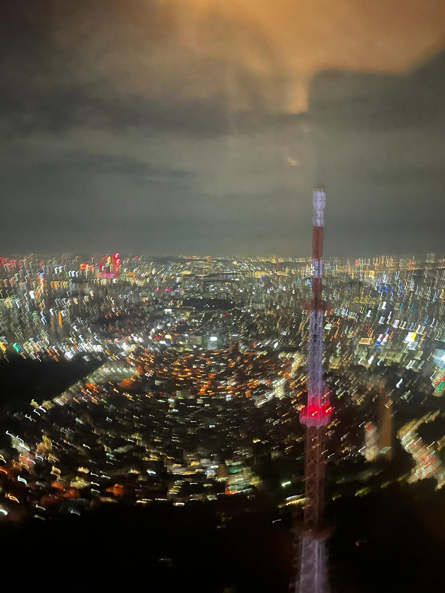 
                        韓國旅行｜南山+首爾塔假期不排隊小秘訣9月29日晚上打卡南山+首爾塔，這可能是你找到的最省時間的攻略哦！???交通小貼士：很多攻略都提到纜車排隊的人很多，但很少有人提到上山的公交車也很擁擠！??我和小伙伴在離南山塔還有三站的地方等公交，結(jié)果等了一個小時都沒上去！每輛車都爆滿，警察在旁邊指揮，不讓上人。最后我們換乘捷運到倒數(shù)第五站，終于擠上了車。建議大家在圖2??的公交站等01號或8001號！捷運出來就是公交站，可以節(jié)省大量時間！??登塔小技巧：普通票需要排隊等電梯，節(jié)假日通常要等1-2小時，但有快速通道哦！只需多付1萬韓幣/人，就能直接搭乘下一班電梯??！在人工柜臺買票時告訴他們需要fast track即可。不過看完夜景下塔時還是需要排隊，快速通道只管上不管下，不過下塔速度很快，大約10-15分鐘就能排到。??小貼士：一定要在塔里上個廁所，欣賞無障礙的首爾夜景??（見圖3??），真的很特別～非常神奇的體驗！如果需要寄明信片的朋友可以在塔上的禮品店購買明信片和郵票，塔上可以直接寄出，但自帶的明信片無法寄出?（明信片2000韓幣，寄回國的郵票500韓幣）。#韓國旅行攻略 #首爾南山塔 #首爾夜景 #韓國旅游必去景點 ??