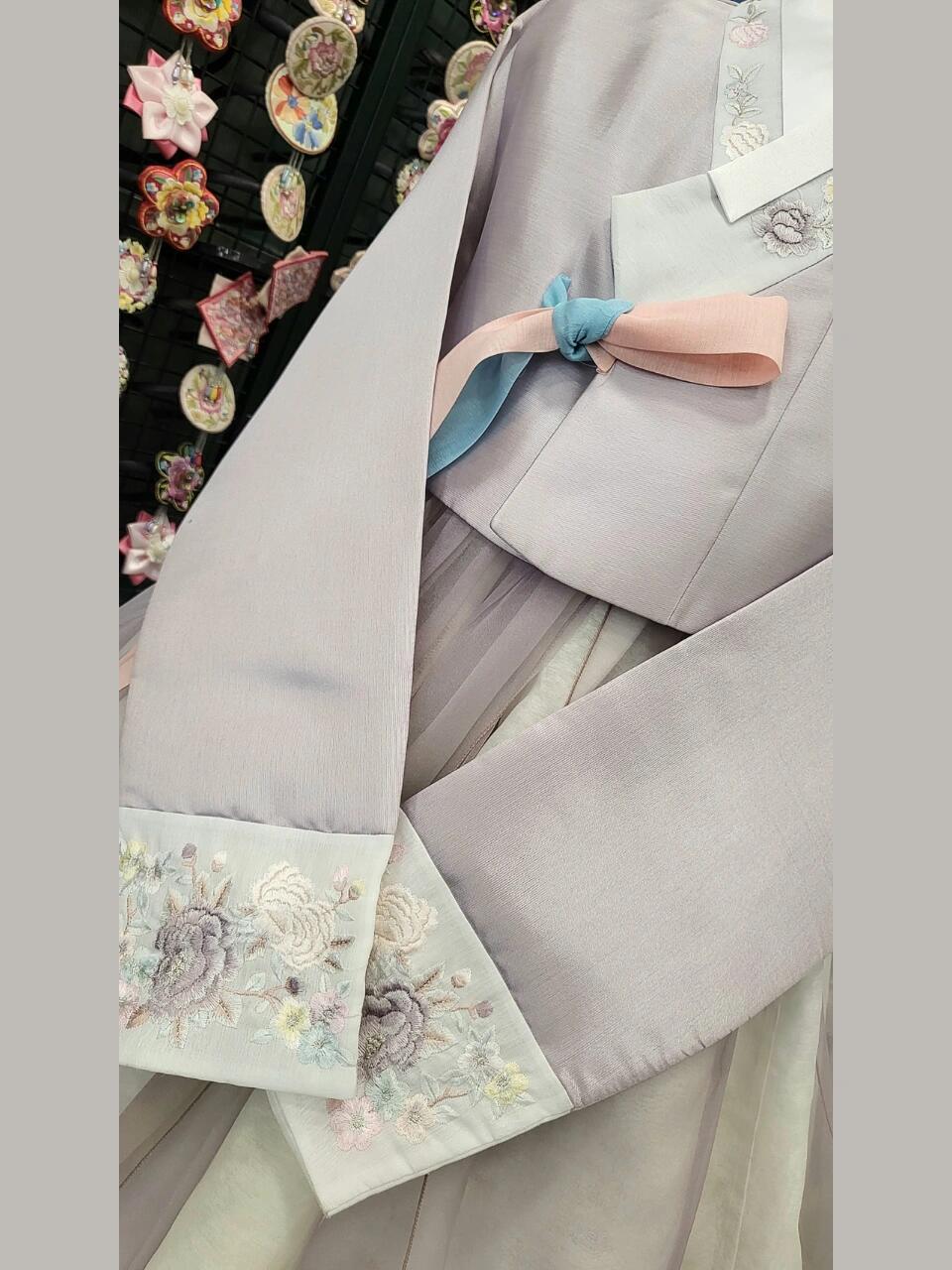 
                        景福宮韓服穿搭指南?????今天要和大家分享的是一款淡紫色漸變?nèi)棺樱娴某壝溃‰m然照片上可能不太明顯，但它的淡紫色和米黃色的多層漸變設(shè)計真的很特別哦～??搭配白色、淺粉色或紫色的上衣，可以展現(xiàn)出不同的風(fēng)格和感覺～如果你來YES韓服，一定會發(fā)現(xiàn)更多美麗的韓服款式哦～????YES韓服地址：133-6 Sajik-ro Jongno-gu Seoul韓文地址：?? ??? ??? 133-6（從景福宮地鐵站4號口出來，掉頭就能看到店鋪啦）?營業(yè)時間：9:00～21:30（景福宮夜場期間）????YES韓服的亮點????1??店內(nèi)所有韓服都是由兩位店長小姐姐親手制作的～??每件韓服都充滿了她們的心意，沒有一件是買來的哦～2??店內(nèi)環(huán)境超級干凈！??店長小姐姐們每天都會清洗和保養(yǎng)客人穿過的衣服和飾品～??3??支持中文、英文、韓文和日文服務(wù)～??4??最重要的是，店長小姐姐們真的超級溫柔親切～有任何問題都可以隨時溝通哦～??????體驗小貼士????1??景福宮每周二閉館，想要參觀的朋友們記得避開周二哦。下午五點后禁止入場，所以早點出行可以有更多時間游玩～我們店鋪每天9點開門，早上客人少，衣服選擇更多哦～（9-11點是最佳到店時間??）2??女生韓服分為1萬韓元（60元）兩個小時的傳統(tǒng)款和2萬韓元（120元）兩個小時的高檔款（王后款需加至3萬韓元/180元）。男生衣服種類多，價格在1.7萬韓元～3萬韓元（100-150元）兩個小時。超時費用按每兩個小時5000韓元（30元）計算哦～^_^3??店內(nèi)提供免費盤發(fā)服務(wù)，還有免費的傳統(tǒng)發(fā)帶、頭飾和福袋包包。需要其他收費飾品的朋友可以和店里的小姐姐們溝通哦～但不提供化妝和拍攝服務(wù)哦～^_^4??本店提供韓服坡跟鞋出租（3000韓元/18元），當(dāng)然也可以穿自己的鞋子～其他飾品如帽子、包包等價格在3000-5000韓元不等～5??秋冬天氣較冷時，建議上衣穿白色或肉色低領(lǐng)打底，這樣效果更好哦。#韓服 #景福宮 #韓服體驗