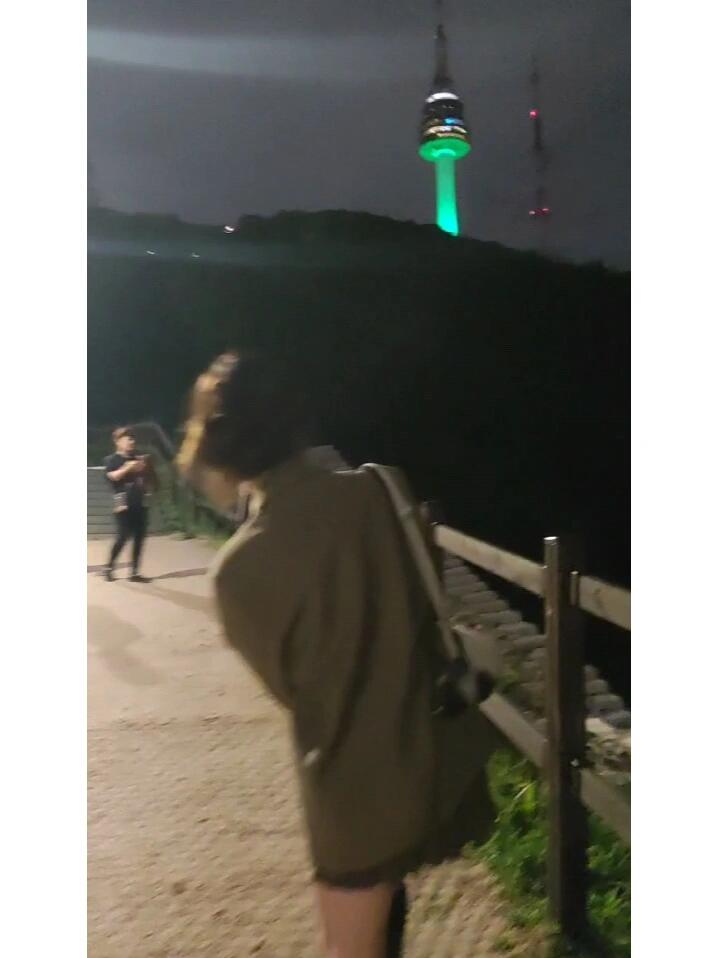 
                        來首爾必打卡的南山塔?日落和夜景都超美！從山腳爬上去只需半小時，輕松不累！???♀?巴士也很方便，不用擔(dān)心晚了沒車，晚上這里依然熱鬧非凡～非常適合散心哦～#韓國日常 #韓國生活 #留學(xué)韓國 #韓國留學(xué)日常 #南山 #首爾 #首爾南山塔 ?????