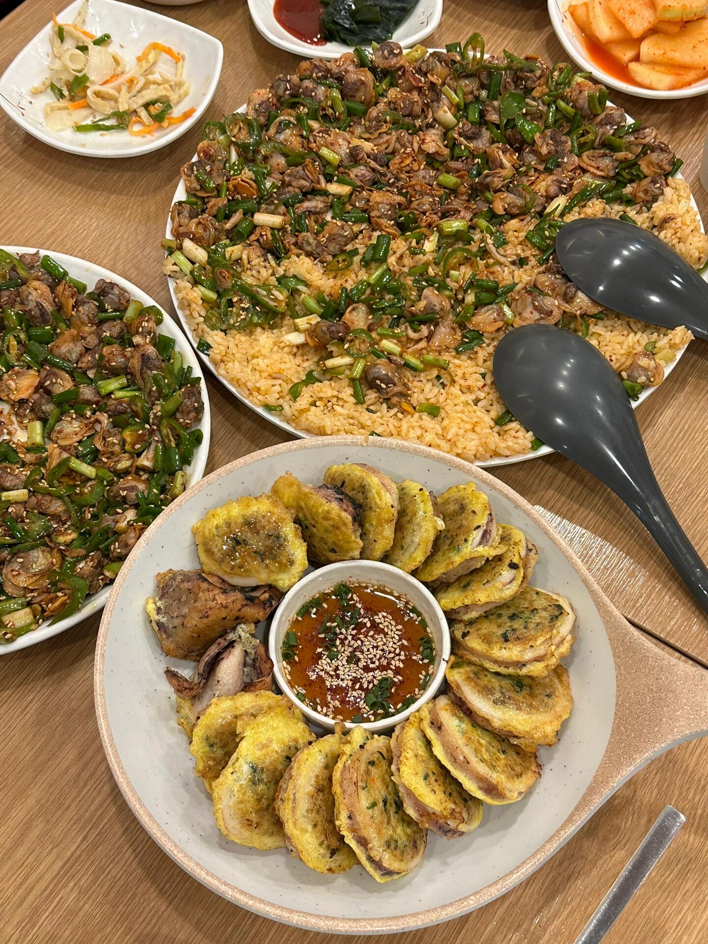 
                        ????超贊的泥蚶拌飯體驗！！突然之間超級想吃泥蚶拌飯！！于是立刻行動，和朋友一起去大快朵頤！我們餓得不行，點了一個套餐外加一份單點泥蚶拌飯。店里的姨母還覺得我們點太多了，但真的太美味了，全部吃光光！如果去不了江陵，首爾有很多地方可以嘗到哦！弘大和往十里都有分店，簡直是必吃美食，不嘗試會后悔的程度！??#探店 #吃喝玩樂 #韓國留學(xué)生 #首爾美食 #泥蚶拌飯 #弘大美食 #韓國往十里美食 #首爾探店 #首爾旅游