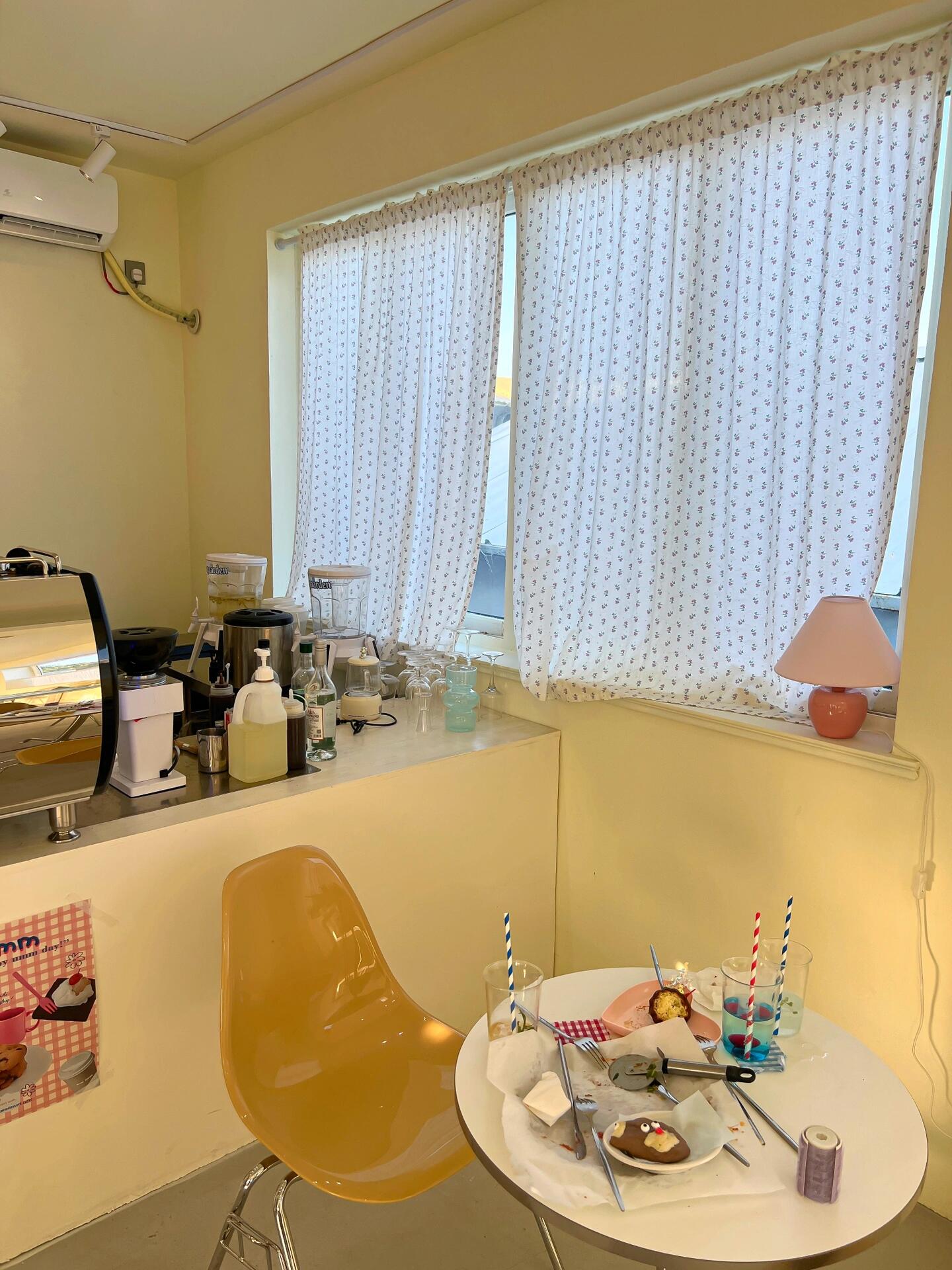 
                        青島海邊小店，媲美濟州島的美麗風(fēng)景！?????????????誰能不愛這種無拘無束的快樂呢！青島這家海邊小店，風(fēng)景絕對不輸濟州島??二樓的大露臺直面海景，視野超贊??步行1分鐘就能到達干凈又寧靜的海灘！門口的小泳池是拍照打卡的絕佳地點，流量爆棚！店內(nèi)的蛋糕和飲品不僅顏值在線，味道也很棒??????還有濟州島風(fēng)味的海鮮拉面等你來嘗！#青島旅行 #青島旅游 #青島拍照 #青島海景餐廳 #青島咖啡廳 #青島咖啡店 #青島網(wǎng)紅咖啡店 #青島小眾咖啡店 #青島最美海景咖啡店 #青島小眾海灘 #濟州島 #青島新店 #青島約拍 #甜品 #拍照 #下午茶