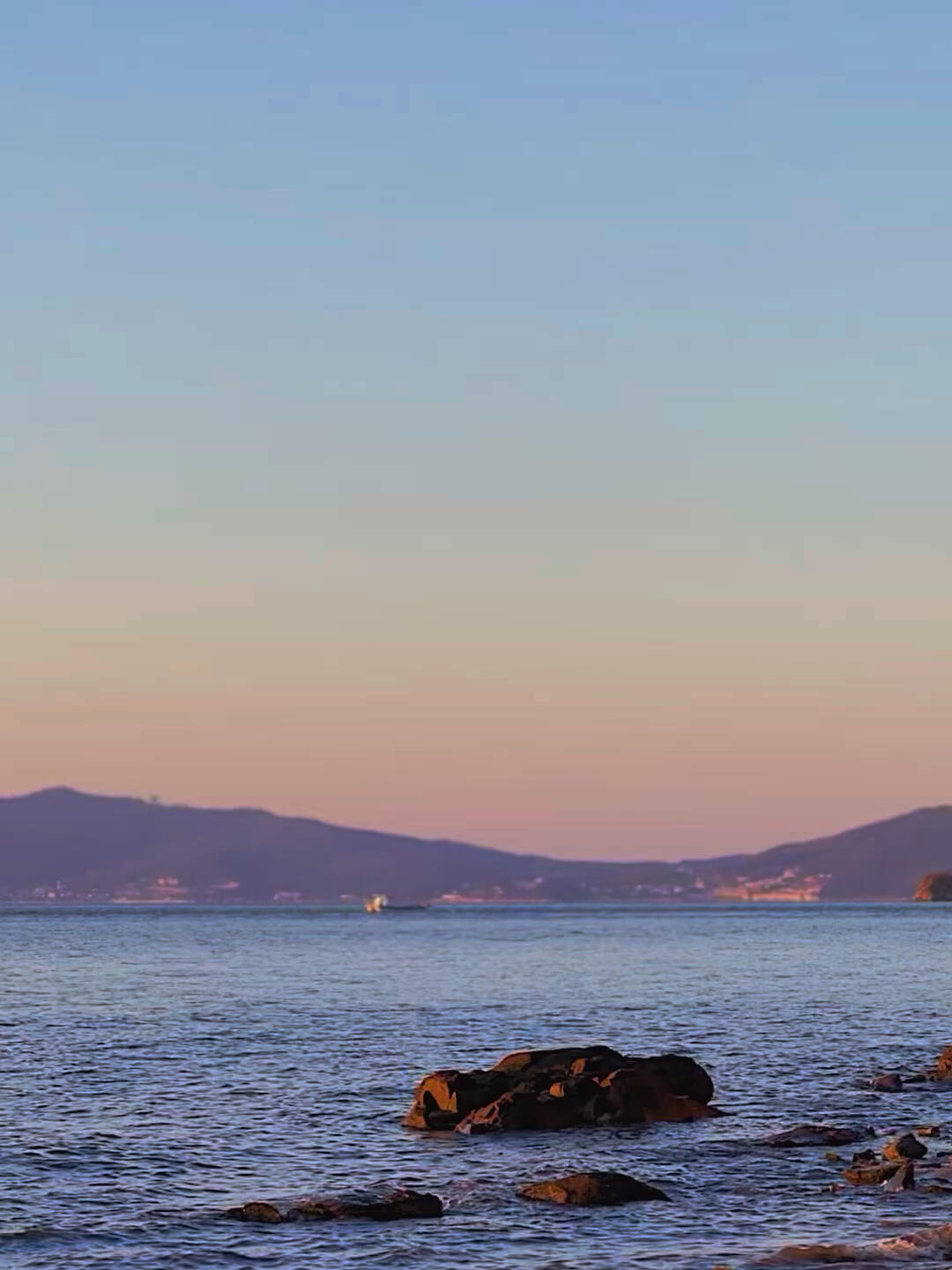 
                        仁川永宗島的隱藏版偶來小徑在仁川永宗島，有一條讓人聯(lián)想到濟州偶來小徑的美麗步道。沿著從野丹坡坑向西延伸的路，春秋兩季的夕陽景色尤為迷人。走到Y(jié)edanpo Dulle-gil盡頭的階梯，往下走會發(fā)現(xiàn)一個無名的小海灘。由于地圖上沒有標(biāo)注，我便自稱它為Yeongjong Boracay。夕陽西下時，坐在這里看著落日，聽著海浪聲，所有煩惱都會隨之消散。-----???? ??? ??? ???: ?? ?? ??? ?97-3-----??? ???? ?? ???? ?? ????? ???, ?? ??? ??? ???.?????? ???? ???? ??? ?? ? ???, ?, ??? ? ? ?? ??? ?? ? ??.? ??? ???? ?? ?? ??? ???? ?? ?? ?? ??? ????, ???? ??? ??? ?? ? ???? ?? ?????? ?? ??.? ? ??? ?? ??? ???? ??? ????, ?? ?? ?? ?? ??? ?? ??? ???? ? ??? ?? ???.#韓國旅游 #仁川永宗島 #仁川海邊 #仁川旅游 #仁川 #韓國 ????