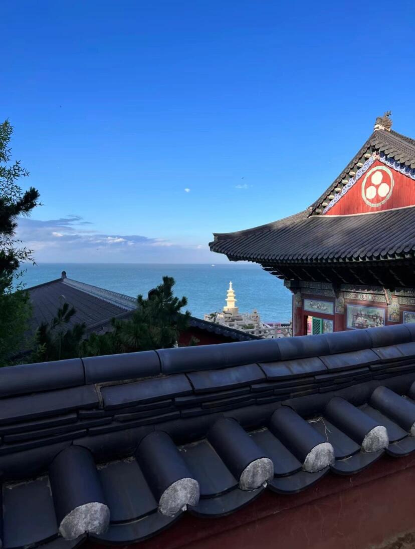 
                        釜山海東龍宮寺釜山旅行必打卡的海東龍宮寺廟！??這座寺廟面朝大海，風景美得讓人窒息！在寺廟里還有一個面朝大海的小咖啡屋，坐在這里看著海浪，吹著海風，喝著咖啡，簡直太愜意了??。如果你信佛，可以在寺廟里買佛珠，然后去拜佛開光??。寺廟附近還有游樂場、樂天名品折扣店和白沙沙灘。住在海云臺的話，回來時順路還可以去青沙浦，感受一下韓國的小蒼鐮風情。#釜山 #海東龍宮寺 #釜山旅行 #韓國自由行 #釜山攻略 #釜山打卡美景 #韓國釜山包車旅行