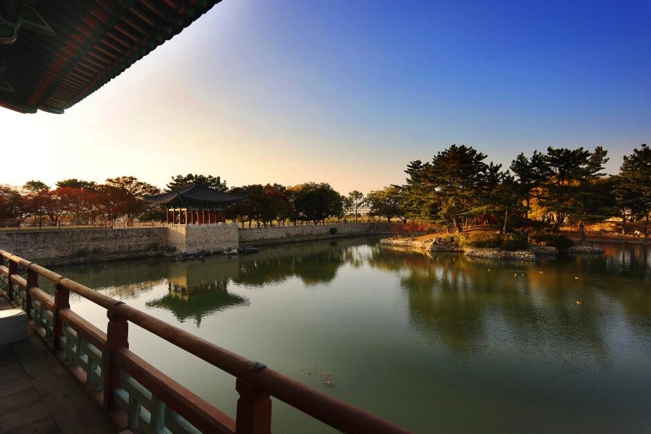 
                        除了首爾濟州島，也看看這些韓國????旅游景點韓國????鮮為人知的景點 — 慶州東宮與月池。??想到韓國旅行，大家通常會想到首爾、釜山、濟州島等熱門景點。??其實，慶尚北道也是一個美麗的旅游勝地，有許多外國游客都不知道的景點。??今天小編就來介紹一下慶尚北道慶州的東宮與月池。??東宮與月池不僅名字好聽，景色也非常迷人！?這里經常舉辦韓國的重要活動，也是重要訪客的宴會場所。???這里是新羅王宮別宮的遺址，有池塘??、三座小島、以及12座小山丘??。一年四季，這里都會展現不同的美態，尤其秋天時在黃紅葉子的襯托下，更是動人。????韓國20家超美的韓屋住宿??：https://bit.ly/44zs0Aa ??照片來源：韓國旅游發展局官網關注我們，帶你探索更多國內外好去處！#韓國旅游 #韓國旅游攻略 #韓國 #韓國慶州 #慶州 #韓國慶州旅游 #東宮 #東宮 #東宮與月池 #Gyeongju #gyeongsangbukdo