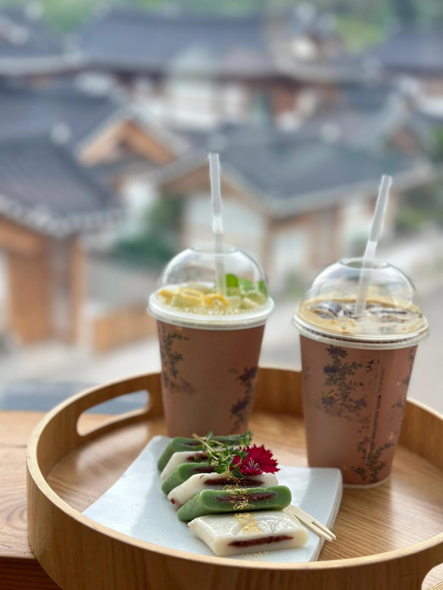 
                        【輕松游首爾】打卡恩平韓屋村???? 1?1?（1人1杯）?? ?? ??? ??? 534? 9:45 開門，咖啡店10:00，餐廳11:00?? 從市區打車過去最方便（約2萬韓元），坐地鐵還要轉巴士??，比較麻煩…?? 恩平韓屋村不大，半小時就能逛完并拍照，接著可以去旁邊的咖啡店??休息一下，完美！咖啡店有三層（四樓以上是其他店鋪）?? 三樓靠窗的位置拍照超贊（如果有人占著，可以等一下或者借幾分鐘拍照：我就是這么做的）?? 回程時可以請店員幫忙叫出租車，否則很難自己打到車（PS：飲料和甜點的味道就別太期待了……）#周末探店 #首爾 #咖啡店 #首爾美食 #韓國美食 #首爾旅行 #恩平探店 #韓屋村 #韓國旅行 #打卡圣地 #輕松游首爾