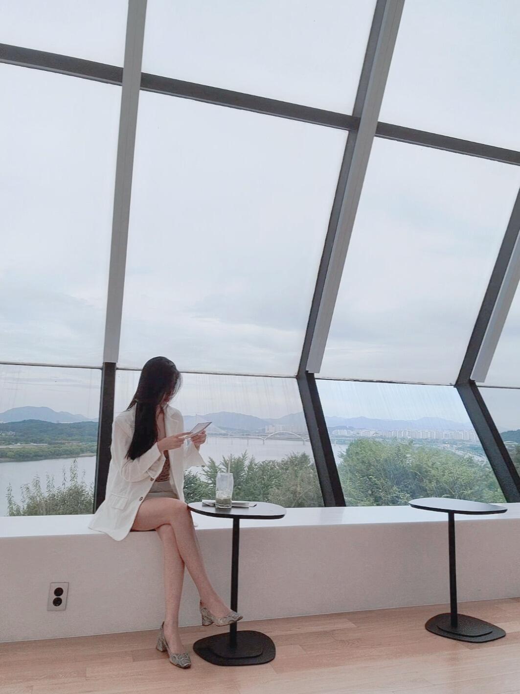 
                        ??俯瞰漢江的絕美咖啡廳???????是一家將空間、光線和色彩完美融合的藝術咖啡廳～在這里，你可以一邊俯瞰漢江的美景，一邊欣賞新晉藝術家的精彩作品???營業時間：10:00~20:00??地址：?? ??? ???? 177 ????? ?? 1?#首爾生活 #潮流藝術 #咖啡廳 #首爾漢江 #COTD咖啡探店 #探店 #周末探店 #咖啡 #藝術 #藝術咖啡廳 #首爾看展