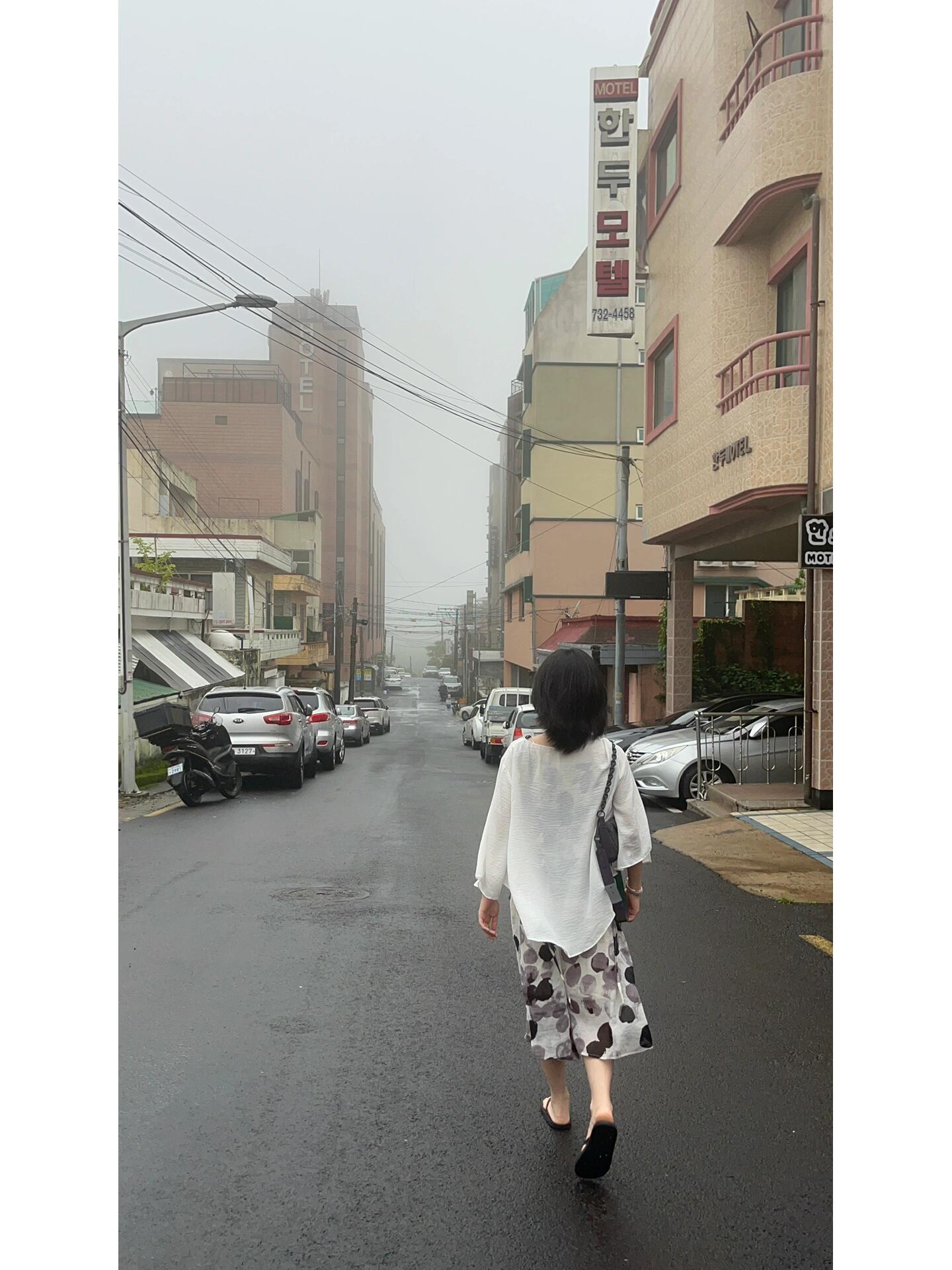 
                        西歸浦 大霧遲來的返圖那天我們去西歸浦，正好遇上了大霧天，別有一番風味???仿佛走到了世界的盡頭，神秘又美麗?和親愛的每一次旅行，都是滿滿的能量補充??回味無窮??#旅游 #西歸浦 #韓國 #旅行日記 #情侶旅行