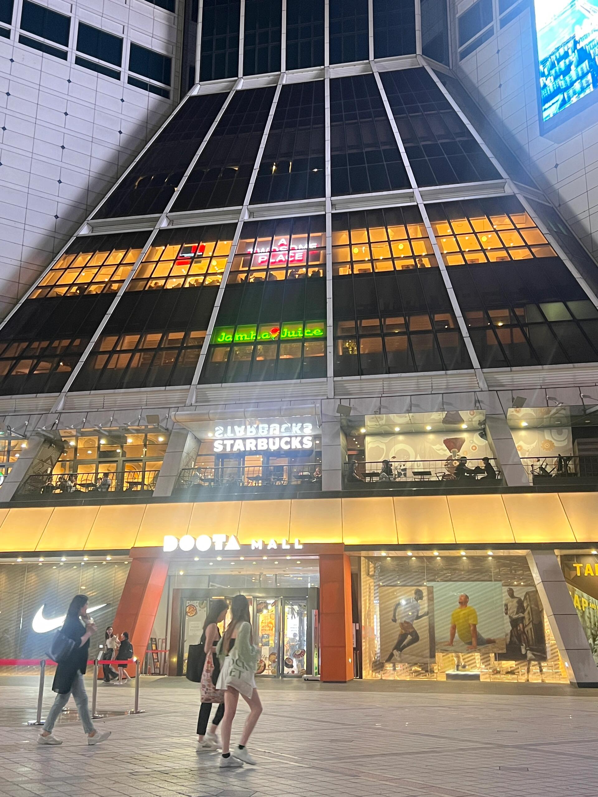 
                        韓國跟團游4+1，第三天購物狂歡日【已經推薦給5個小姐妹這個團了！看看第三天的行程能不能接受，再決定要不要報名！！】前兩天住在離市區很遠的海邊，今天的行程安排是三個韓國特產店、三個免稅店，還有夜明洞。我們一大早就出門了，今天是個不需要打扮的購物日。購物結束后，我們在明洞有一個小時的自由活動時間，但去餐廳的時間不夠，只能用現金買小吃。有些大爺可能沒能擠過小吃街的人群，最后沒吃上晚餐，有點小意見。導游多次提醒這是購物團，大家應該心里有數，氣氛要活躍起來，不要都不說話哦～《人參店》我們沒買，但有些大哥大姐們買了。《護肝寶》我們買了，導游一直說任務沒有達成，大家就站著或蹲著在店里待了好久才出來。在《韓國跟團化妝品免稅店》，大家都買了一些小東西，因為賣的不是我們常聽說的品牌。然后是團餐，如圖所示。下午去了三個首爾免稅店：新羅IPARK、新羅和現代。【注意??跟團不能使用會員折扣，不能用支付寶的一些優惠滿減等，也不能臨時注冊會員。護照已經被登記過，結賬時會顯示跟團游，并且有團號。每個團的折扣也不一樣，比如那頂MLB的帽子，我結賬時比一個有卡的小姐姐貴了40多塊…這帽子總價就不到兩百】不建議大家買貴重物品，買點化妝品倒是無所謂。祖馬龍和TF都是7折。戰利品：Chanel防曬、Chloe墨鏡、TF唇釉、MLB帽子和帆布包，還有一些韓國的小彩妝。后來有點后悔買了這個墨鏡，因為后來才意識到跟團沒有會員折扣，我是2.4K買的，不知道別人如果有卡，是不是1.5K左右就可以了，所以沒有再買其他東西。明天是自由行，我們要去江南Do臉了！#記錄吧就現在 #韓國 #韓國購物 #韓國免稅店 #韓國潮牌 #韓國跟團游 #江南do臉