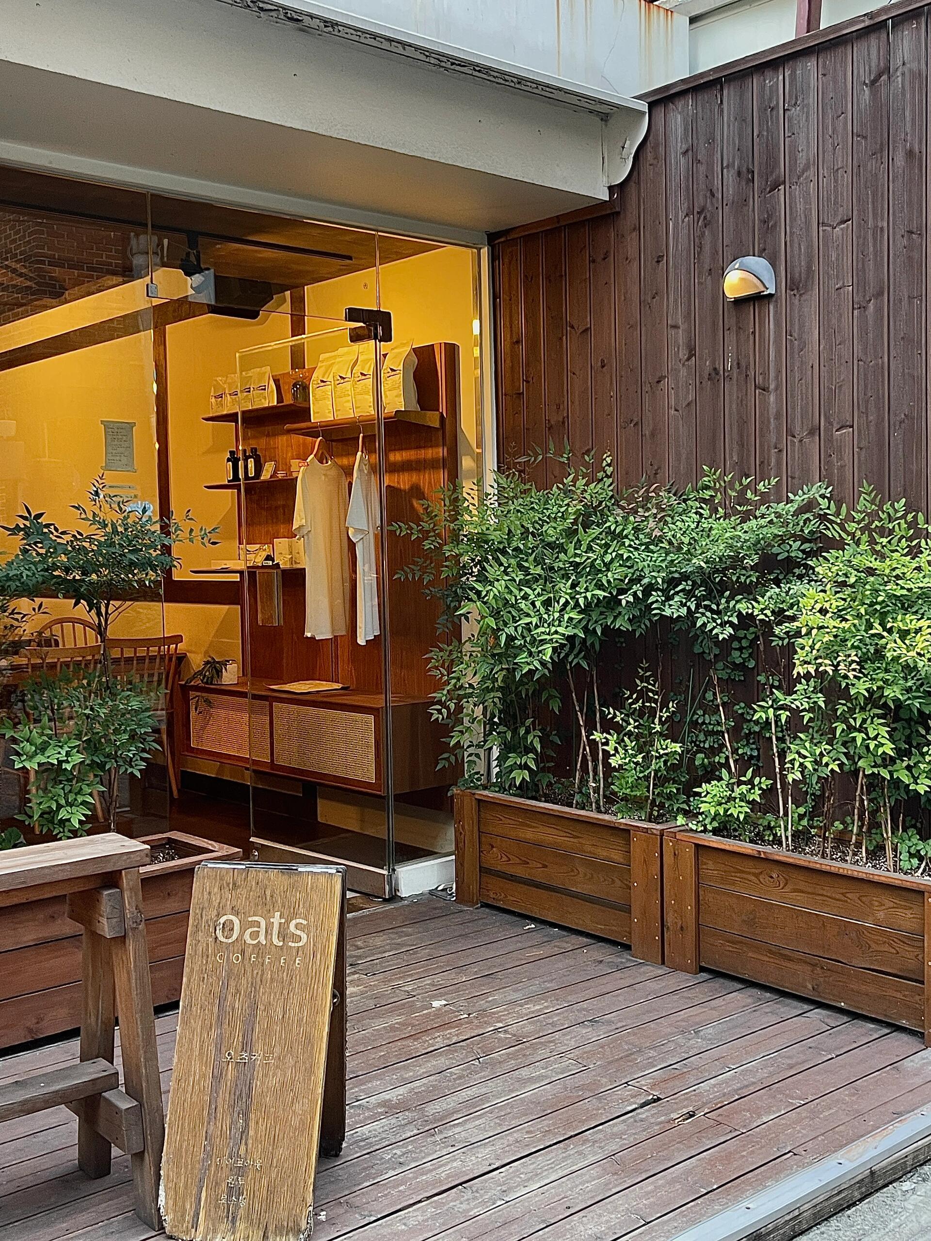 
                        ????首爾龍山必打卡的Einsp?nner咖啡店~??店名：???? ???時間：11:00 ～ 20:00地址：?? ??? ???89? 13-12 ????#韓國 #首爾 #龍山 #咖啡愛好者 #首爾美食 #周末好去處 #韓國探店 #首爾咖啡店 #維也納咖啡 ??
