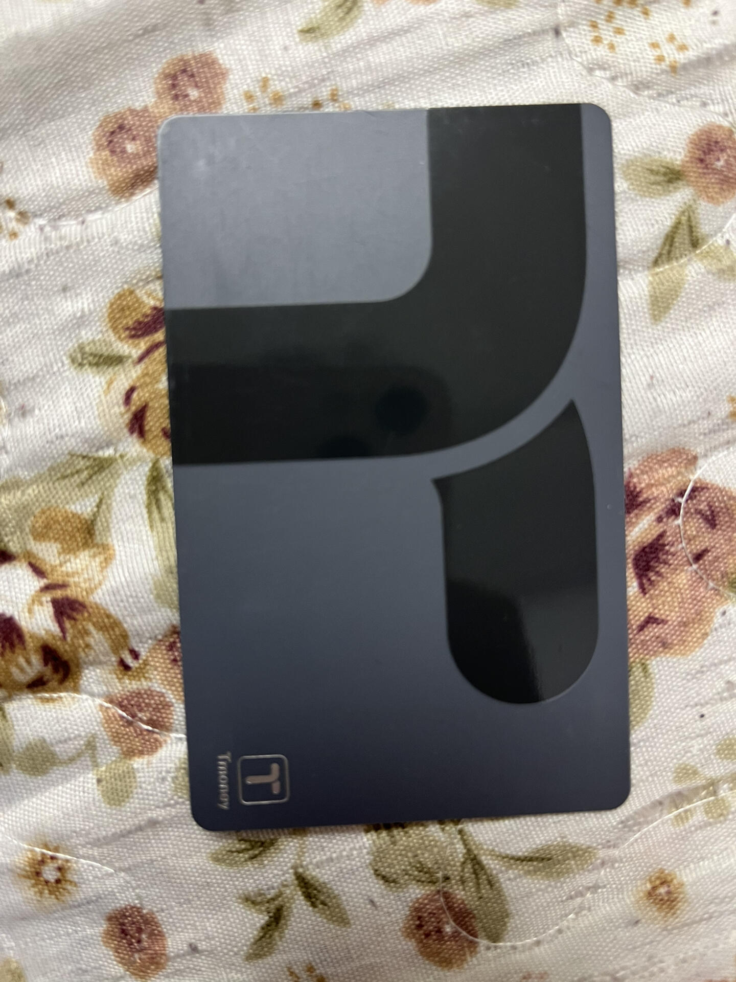 
                        韓國入境小貼士入境韓國的小伙伴們注意啦！千萬別帶水果哦，因為有可愛的小狗狗會在行李箱旁邊不停地嗅嗅。我就不小心被聞到了，結果護照被拿去檢查了。幸好是第一次，只是被警告了一下，下次可能會被罰款10-30萬韓元呢。對了，下了飛機后要坐小列車才能到達行李提取處哦。????圖3是韓國的交通卡，打車、捷運和公交都能用。在711便利店就可以買到，也可以直接在711充值。公交起步價是1500韓元，捷運是1250韓元。從仁川機場打車到明洞大約需要6萬韓元。????單身的小哥哥們注意啦，晚上一個人別隨便出去溜達哦，不小心可能會被拉去一些不太好的地方。大半夜的街上有很多拉客的人，我隨口問了一下，竟然要35萬韓元。??喜歡按摩的小伙伴可以去正規的按摩店，一小時大概6萬韓元。不過大多數技師都是中國人或者東南亞的人，我每天去按摩都沒遇到過韓國技師呢。記得下載Naver地圖，因為Google Maps在韓國用不了（好像國區ID下不了Naver）。打車的話可以用Kakao T，會顯示價格哦。祝?大家旅途愉快！#韓國旅行#韓國入境#韓國交通 ?????♂?