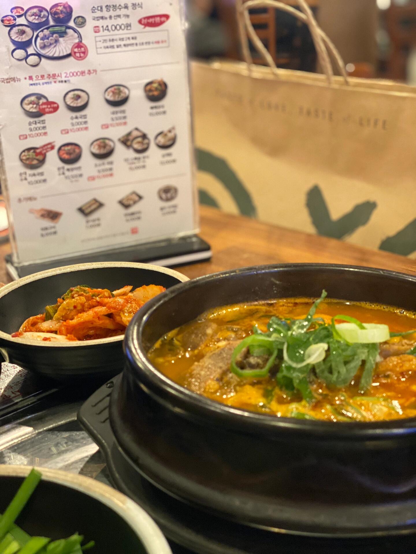 
                        ????首爾弘大必打卡！韓國人氣湯飯店位于韓國首爾弘大的????湯飯店???，絕對是你在首爾不容錯過的美食！這家店位于弘大主街，常常看到很多韓國人排隊，絕對不會踩雷哦！而且它是24小時營業，宿醉后第二天來一碗湯飯解酒再好不過了。我點了店里超人氣的辣味脊骨湯(????)和原味米腸湯(????)。辣味脊骨湯辣度適中，非常美味！個人更偏愛辣味脊骨湯，推薦給大家！???? ?? ????? ?? ??? ????? 131?? 弘大站 9號出口? 24小時營業#首爾探店 #韓國 #湯飯 #米腸湯 #弘大 #弘大探店 #弘大美食 ???