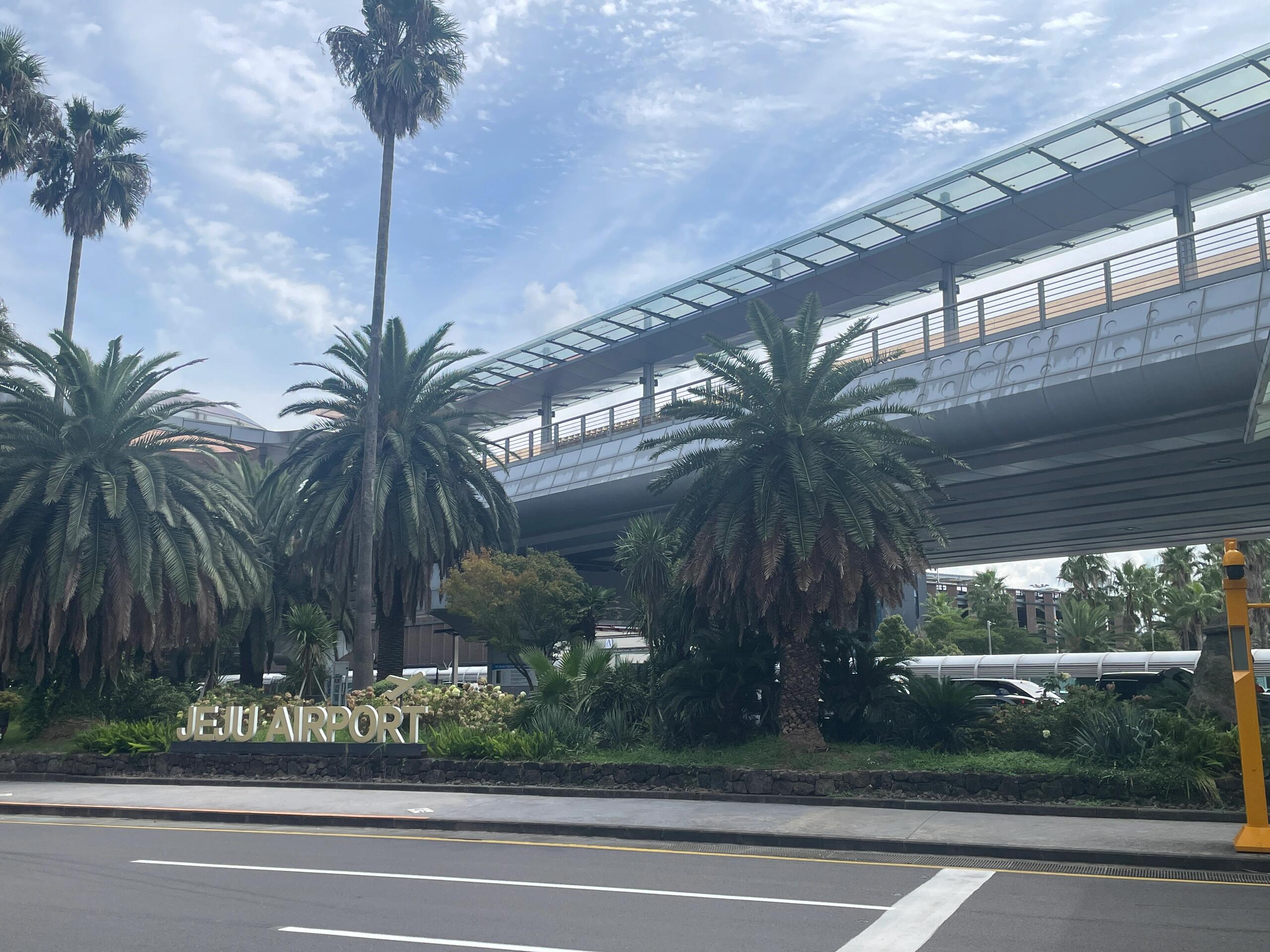 
                        濟州島免稅店返點，省錢小妙招分享~去韓國之前，我在某桃上搜索了一下返點公司，發現了國際小強，口碑在小紅書上也不錯。于是我選擇了他們家的返點服務。到了濟州島免稅店，國際小強的客服助理幫我辦理了一張金卡，享受了金卡的優惠。我買了一千多美金的化妝品。回國前，我把購物小票發給了助理。然后就只需等待返點到賬。回國不到三天，錢就到賬了，返了一千多人民幣，這樣省下來的錢可以吃好幾頓美食呢！??#韓國購物 ???? #韓國免稅店 ??? #濟州免稅店返點 ?? #韓國新羅免稅店 #省錢攻略 ??
