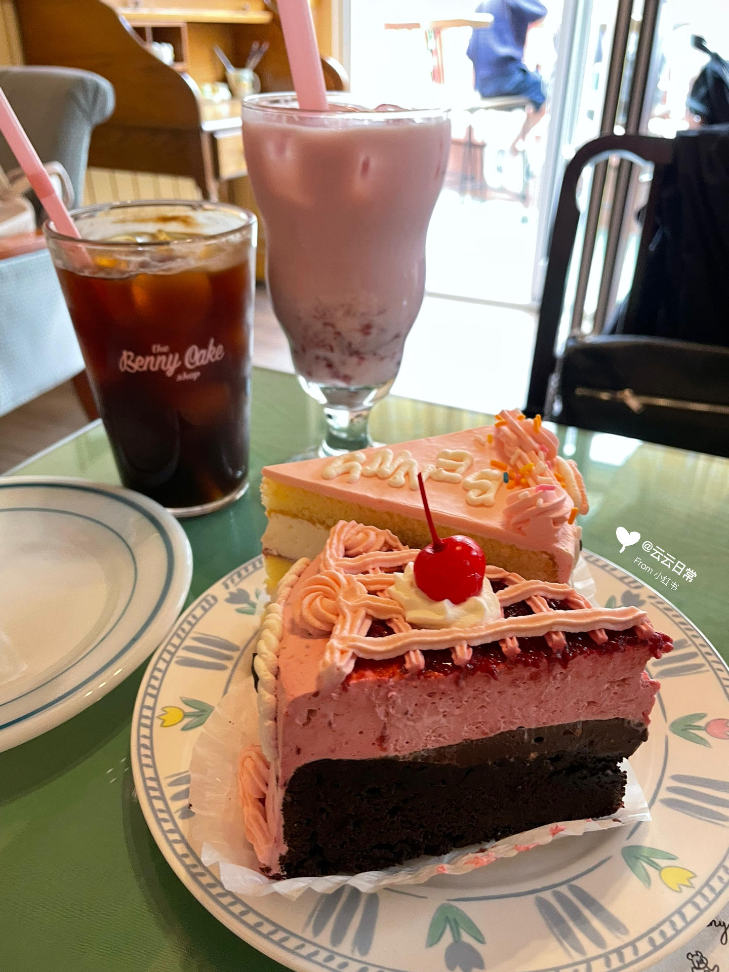 
                        首爾????｜Benny Cake ??弘大上水探店這家蛋糕店真是可愛又復古，去的時候幾乎座無虛席！蛋糕顏值超高，尤其是巧克力口味，簡直美味??。強烈推薦給來弘大上水的小伙伴們????。#首爾 #首爾 #首爾探店 #首爾美食 #首爾旅行 #吃貨在首爾 #弘大 #弘大探店 #弘大美食 #首爾弘大 #弘大咖啡店 #弘大咖啡廳 #bennycake #首爾咖啡廳 #首爾高顏值咖啡館 #首爾咖啡店 #美食探店
