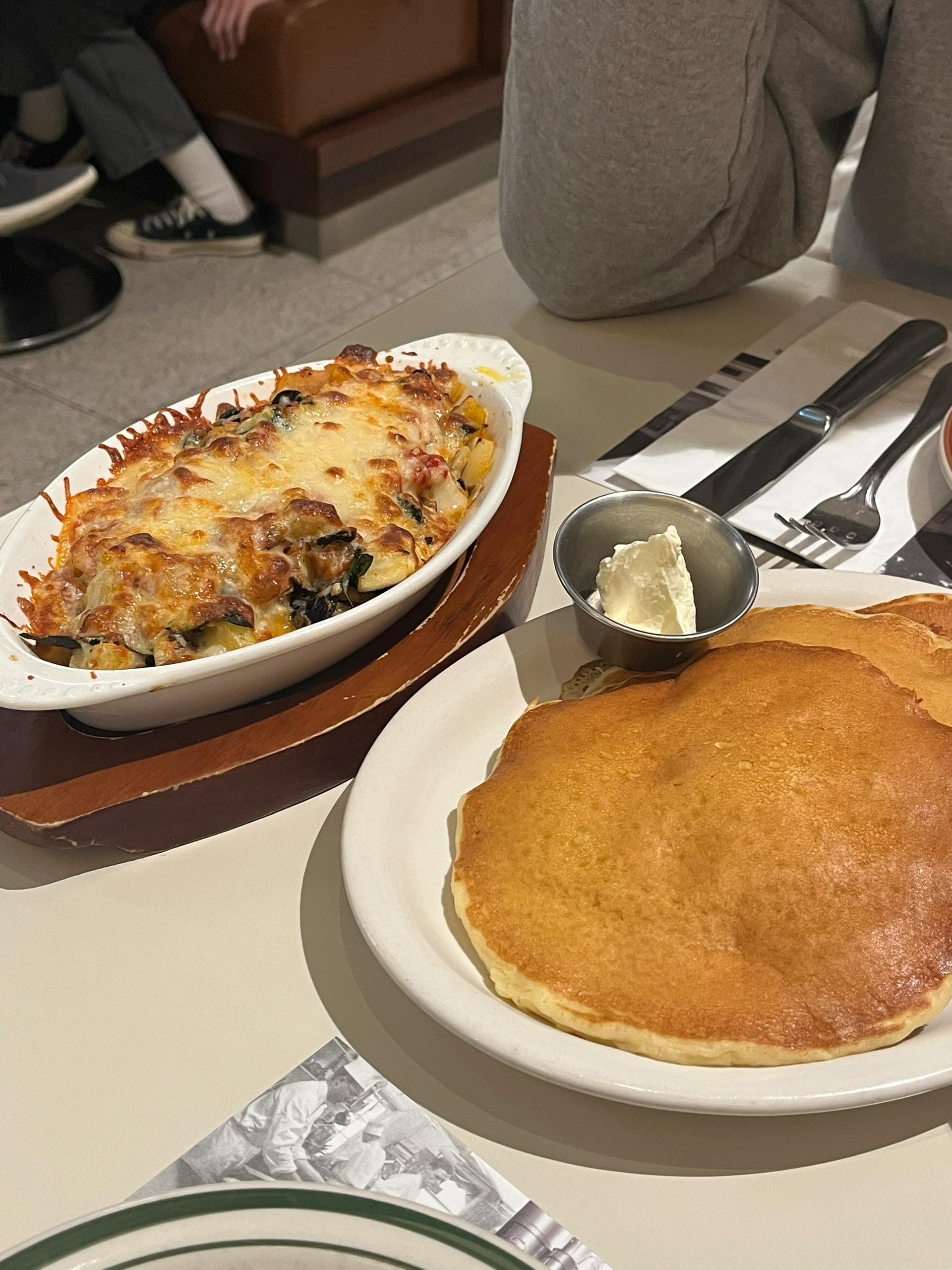 
                        韓國美食探店：Original Pancake House??地址：??首爾松坡區蠶室路209 B1層Original Pancake House??這里的松餅、煎蛋卷、披薩和焗烤都超級美味，簡直是味蕾的享受！??#韓國美食 #蠶室 #pancake #originalpancakehouse #brunch #首爾 #甜品 #美式 #樂天 #樂天世界 #LOTTE #韓國 #美食日常 #松餅