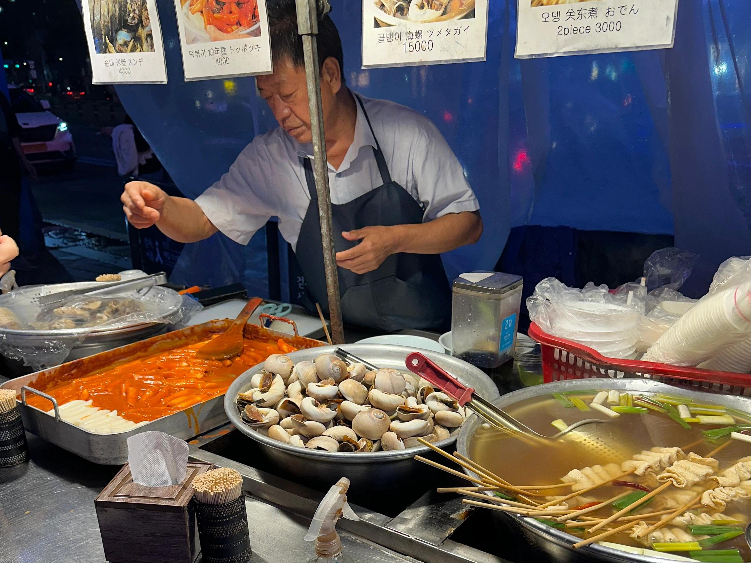 
                        首爾美食推薦，豬蹄脊骨湯章魚鍋首爾美食探店分享，方便下次再去吃！以下是三個男生實際消費的人均情況，僅供參考哦。#首爾#明洞?Myth豬蹄（明洞）人均110元，可以使用支付寶和微信支付。豬蹄味道不錯，冷面一般，服務需要自己多注意（生意太好啦）。p13?元堂土豆脊骨湯（明洞）人均110元，可以使用支付寶和微信支付。降溫時喝上一碗土豆脊骨湯，再啃啃脊骨肉，真是太舒服了。泡菜餅也很不錯。24小時營業，我們早上去的。店員里有東北人，可以用漢語交流。雖然忘記拍照了，但真的很好吃。?肥牛章魚鍋（明洞）人均135元，可以使用支付寶和微信支付。用紫蘇包著章魚和肥牛吃，味道很不錯。無骨辣雞爪也很好吃，但有點辣，價格略貴。就在4號線明洞站4號口邊上，漫畫街附近。#韓國美食 #首爾旅行 #美食探店 #旅行中踩過的坑 ??????