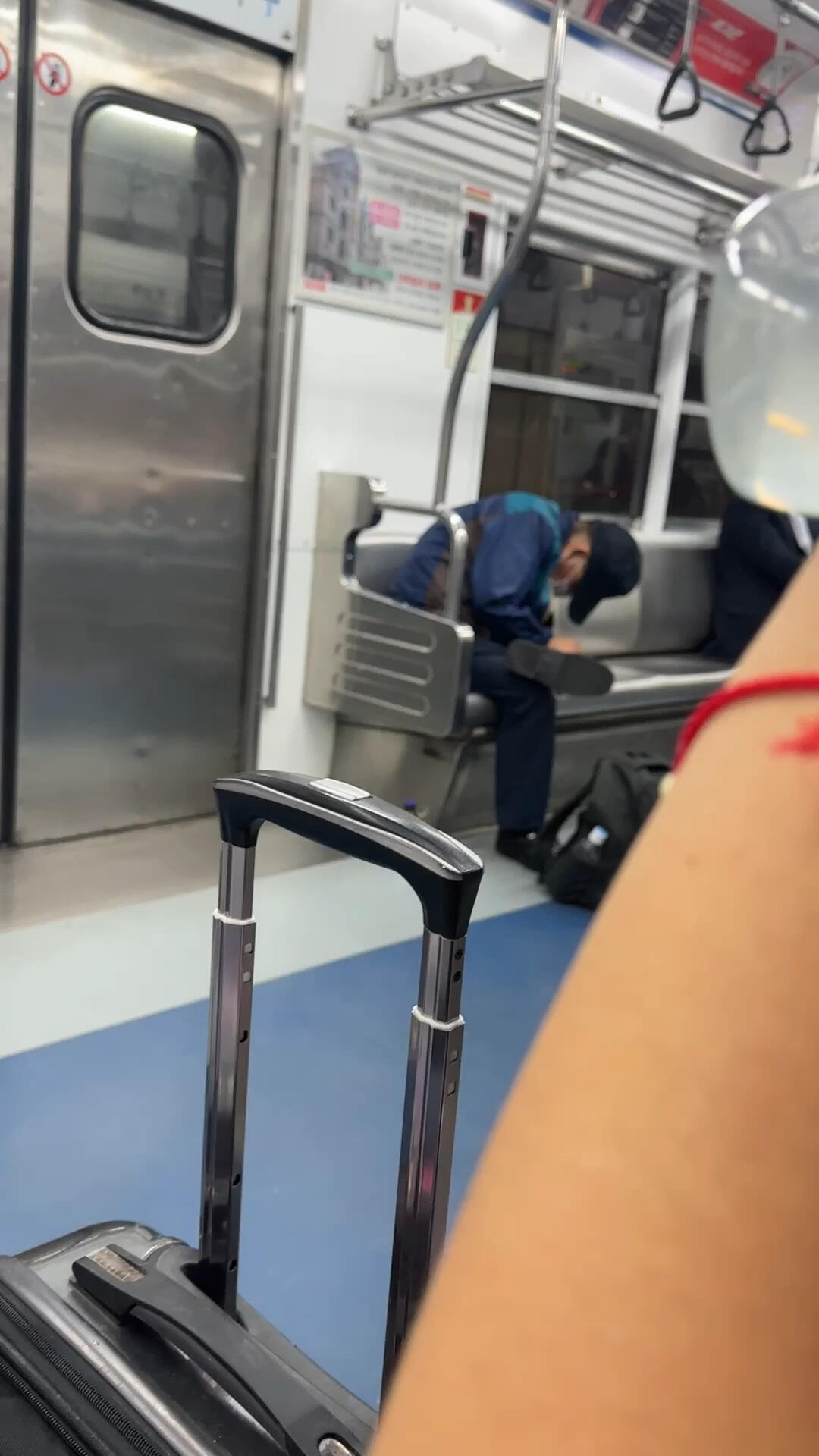 
                        韓國中秋捷運見聞：勇敢扶一把？中秋節期間，韓國捷運上人特別少。這位大爺可能喝了不少酒，我在旁邊看著都替他捏了一把汗??。每次我以為他要摔倒的時候，他總能穩住自己，真是讓人佩服他的平衡功力！#韓國捷運 #韓國生活 #韓國旅行