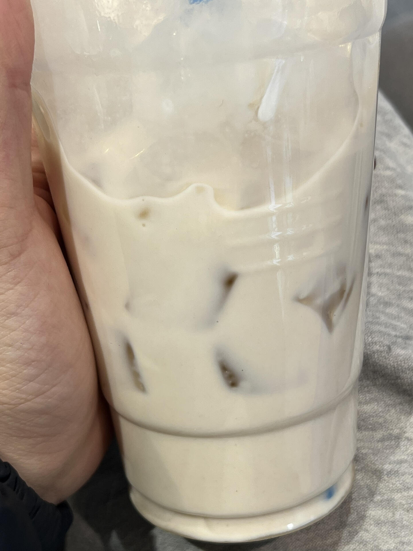 
                        ???新出的燕麥拿鐵好好喝!!!好久沒去???，這次去喝到寶了！！燕麥味很濃，真的好香好好喝??。不愧是???大叔??。不喜歡喝咖啡的姐妹們可以嘗一嘗！#燕麥拿鐵 #韓國咖啡廳 #韓國留學生