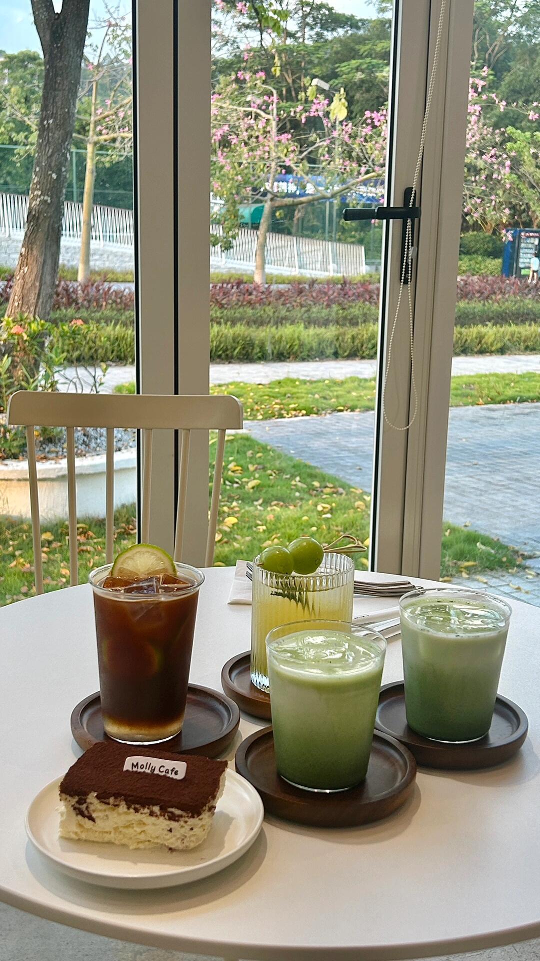 
                        東莞探店｜仿佛置身韓國的咖啡廳molly cafe??店名：molly cafe??地址：東莞市東城街道八一路與軍英路交界處??人均消費：40元??營業時間：10:00-20:00和舍友一起去打卡啦！這家咖啡廳離學校超近，就在國貿附近的網球中心里，特別好找??。店內每個角落都很適合拍照，隨手一拍就有韓國風的感覺。尤其是落地窗的位置，陽光灑進來，特別治愈。??推薦菜品：??檸檬美式??抹茶拿鐵??青提冰茶??提拉米蘇和巴斯克蛋糕都超級好吃！價格都在20元左右，學生黨也完全無壓力???。#探店 #東莞探店 #韓國風咖啡廳 #下午茶 #東莞拍照 #東莞打卡 #韓國風情 ????