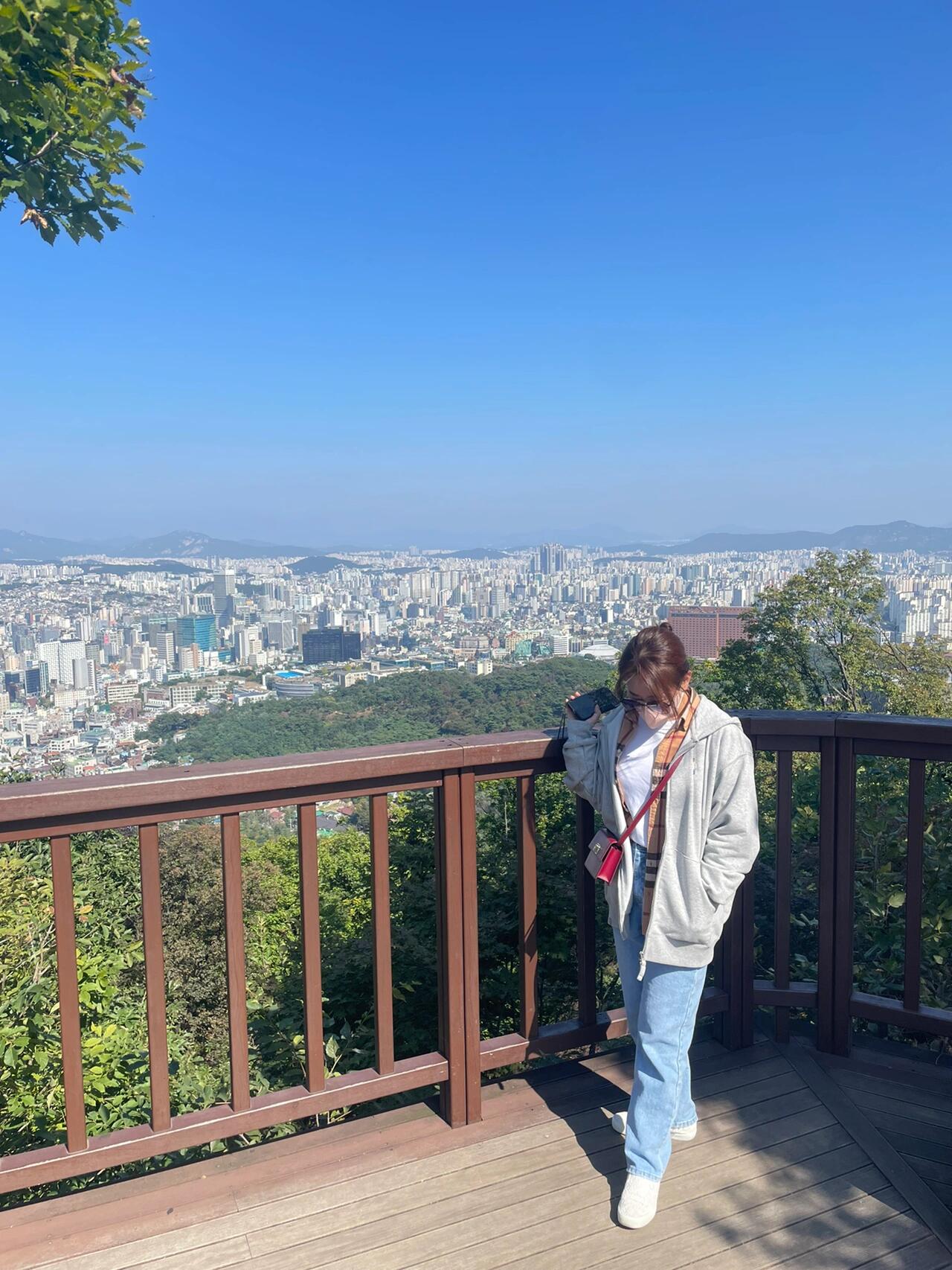 
                        ????首爾南山塔Seoul Tower超美今天給大家安利一個韓國超有名的景點——南山塔！哈哈??南山塔離明洞超近，步行就能到哦~ 最近韓國游客暴增，很多外國人和旅行團都來打卡??時隔十年，我第二次來南山塔。以前因為游客太多不太想來，而且感覺還不如小時候去的龍塔高呢?? 但因為南山塔名氣大，剛來韓國時還是去了一次，那次是晚上，山下的夜景真的很美?這次陪爸媽來，他們超愛登山運動，我們選擇不坐纜車??，步行上山不到半小時。上山的路很多，有柏油路也有真正的山路，我們選擇了山路上去，下來時走了正常的道路，時間差不多~到塔下有餐廳和咖啡廳，風景也很贊?? 快到塔的一條路上有一大片小雛菊，簡直美翻了?? 南山塔和城墻做背景，小雛菊做陪襯，真的超出片??趁現在天氣還不冷，快約上小伙伴們去玩耍吧！#首爾 #韓國 #拍照 #咖啡廳 #首爾南山塔 #小雛菊