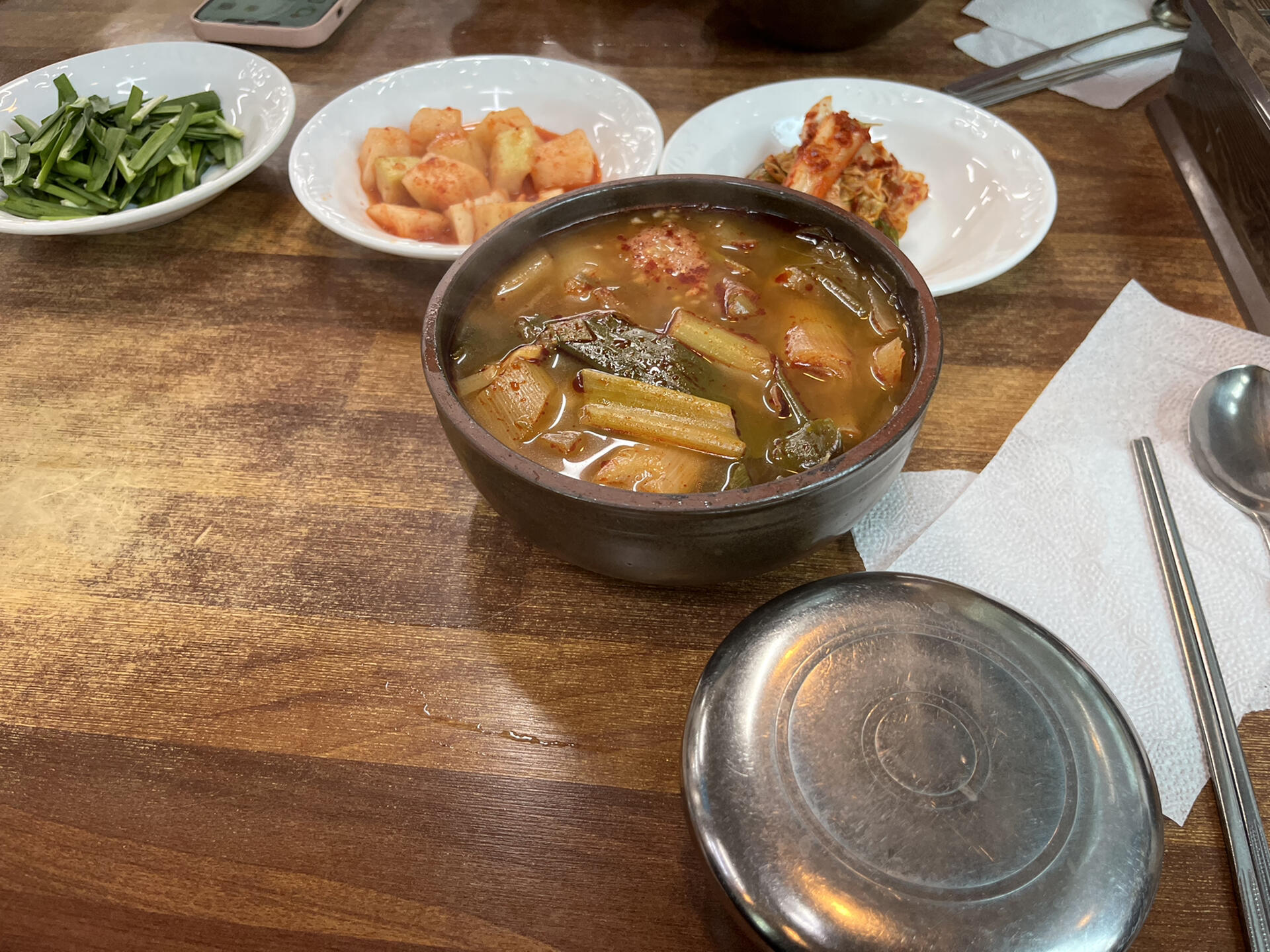 
                        ????大邱“兩天一夜”美食探店指南旅行的意義是什么？當然是為了吃遍美食！這次大邱之旅，我的主要任務就是尋找美味佳肴。圖1??2?? 巨松燉排骨 ?????一下KTX，我們就直奔這家大邱必吃的燉排骨店。到達時已是下午一點半，由于店內座位有限，我們排隊等到兩點半才入座。點了兩人份的燉牛排骨?一人份的燉豬排骨，米飯、小菜、飲料和雞蛋湯都是免費自助的。特別推薦雞蛋湯，鮮香嫩滑，我的朋友連喝兩碗還意猶未盡。燉排骨整體是甜辣口味，喜歡韓式甜辣風的朋友一定會愛上它。剩下的湯汁拌飯絕對美味，肉質軟爛入味，輕松脫骨。建議嘗試燉豬排骨，肉質更為軟爛。辣度可選，我們選了1段辣，甜味更突出，吃到最后有些膩。圖3??4?? 大邱近代胡同紅豆面包店 ???? ???在等位時偶然發現了這家大邱本地知名的面包店，裝修復古，空間寬敞明亮。面包價格實惠，約在2～3000韓元之間，紅豆顆粒分明。唯一的缺點是甜度較高，對于不愛甜食的我來說有些過甜。圖5??6?? 安吉郎烤腸街 ???????作為大邱十大美食之一，烤腸絕對不能錯過！從前山展望臺下來后，我們直奔大邱著名的“安吉郎烤腸街”。隨意選擇了一家人氣較旺的店，點了中份的?????和一份蒸雞蛋。內臟處理得非常干凈，沒有腥味，口感焦脆，搭配特制醬料，真是一口入魂！再來一杯小酒，完美搭配。量大實惠，中份兩位女生完全吃不完，小份就足夠了。圖7?? 辣牛骨湯 ??????大邱有著70多年歷史的老字號餐廳，我們點了兩份????。湯面浮著一層紅油，但并不辣，口感濃郁，解酒暖胃剛剛好。缺點是肉不多，我只撈到兩小塊牛肉，剩下的全是大蔥。對于我這種愛撈干料配飯的人來說，只能就著大蔥吃完一碗飯。這次行程太短，還有好多大邱美食沒來得及嘗試，下次一定要全部吃遍！大邱，我們下次見！#韓國生活 #韓國旅行 #韓國大邱 #大邱旅行 #大邱美食 #大邱探店 #我的留學生生活 ????