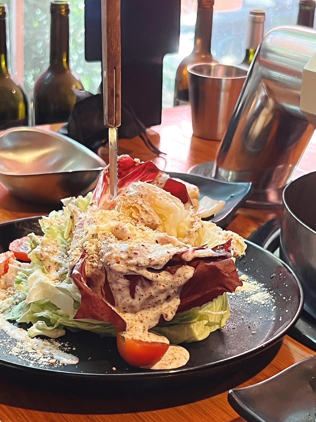 
                        首爾探店????江南高評分烤肉店???????????????? ??? ????2? 15 1??11:30-24:00??捷運2號線江南站 11號口步行12分鐘/捷運9號線新論峴站 4號口步行4分鐘??好久沒吃烤肉了，這次找到一家江南評分高達4.8的烤肉店！他們家最有名的是???，選用的是韓國豬肉中最高級的品質，口感確實與眾不同。還有????，這個雪花牛肉也是牛身上5%-7%最頂級的部位，人均消費僅需100多哦~??全程有小姐姐幫忙烤肉，我想自己剪肉時，她還貼心地擔心我會燙到，果斷制止了我。現在還可以用平板點單，超級方便！店內裝修精美，環境干凈，身上完全沒有油煙味。晚上來這里還可以配上一杯紅酒，享受美好時光哦??#韓國旅行 #韓國美食 #首爾旅行 #首爾探店 #首爾美食 #江南 #江南美食 #江南探店 #韓式烤肉 ??????