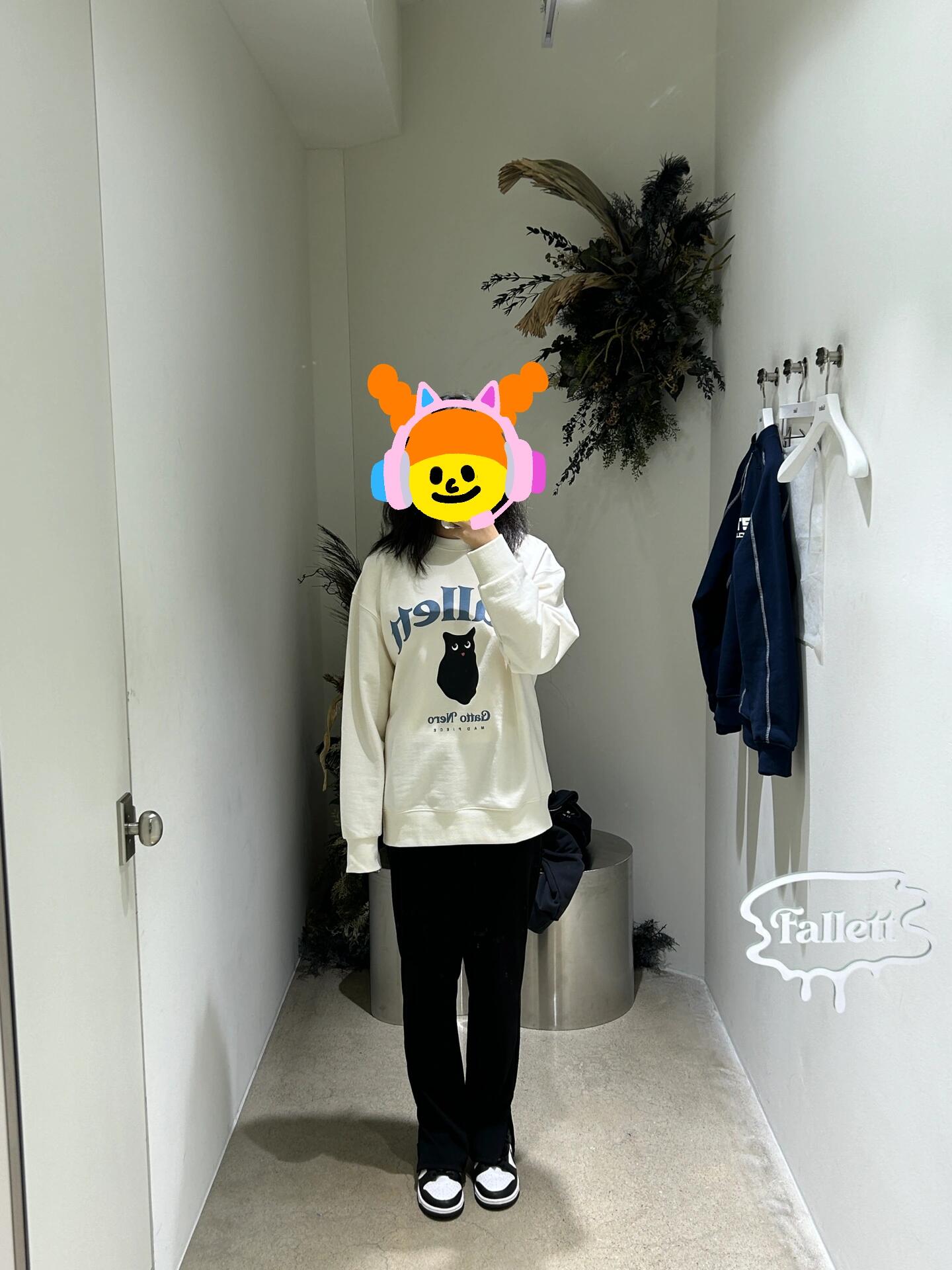 
                        韓國購物分享｜微胖女生在首爾哪里買衣服？???因為一直在減肥和攢錢，所以今年我真的沒有買幾件衣服，然后在首爾，我的購物欲??進行了一個大爆發哈哈哈哈！大概到了我朋友都喊我不要再買的程度（笑死??）真的買了很多，所以會分幾篇發出來哦。首先是服飾鞋包篇，我總共是買了9件衣服和兩個包。品牌有標在圖片中，價格因為很多都有限時折扣，所以請大家參考某寶代購價哦。你問為什么沒有鞋子，因為我想買的都沒有碼了（哭死??）??（劃重點）這里我必須吐槽一句，很多店它真的就是只適合XS或者S碼女生，很好看但是我穿不了，所以大家去之前一定看看款再去！然后接下來是我總結出首爾很適合微胖女生逛的幾家店，姐妹們速速碼起來！字有點多，所以都放在圖片里啦！！！一周暴走首爾，我逛了好多家服裝店，怎么也有個二三十家（甚至更多），這10家是我下次還會去的，希望給要去首爾的姐妹們提供一個參考鴨~?另外還有一些購物心得，大家要注意絕大部分店里的白色衣服都是不能上身試的，一定要問一下店員。可以選同款的其他顏色試一下，滿意就可以入手啦~試衣服時候要用店里提供的面罩，有些店里試衣間有一個小平臺，是要求脫鞋使用的，可以看一下墻上的使用說明哦。其實包包店也逛了很多家，如果有人想看，我再整理一篇！還有其他問題請評論滴滴我，一定為大噶解答！！#韓國 #韓國潮牌 #韓國旅游 #韓國購物 #韓國購物分享 #購物分享 #微胖穿搭 #韓國旅行攻略 #韓國小眾品牌 #韓國穿搭 #韓國生活