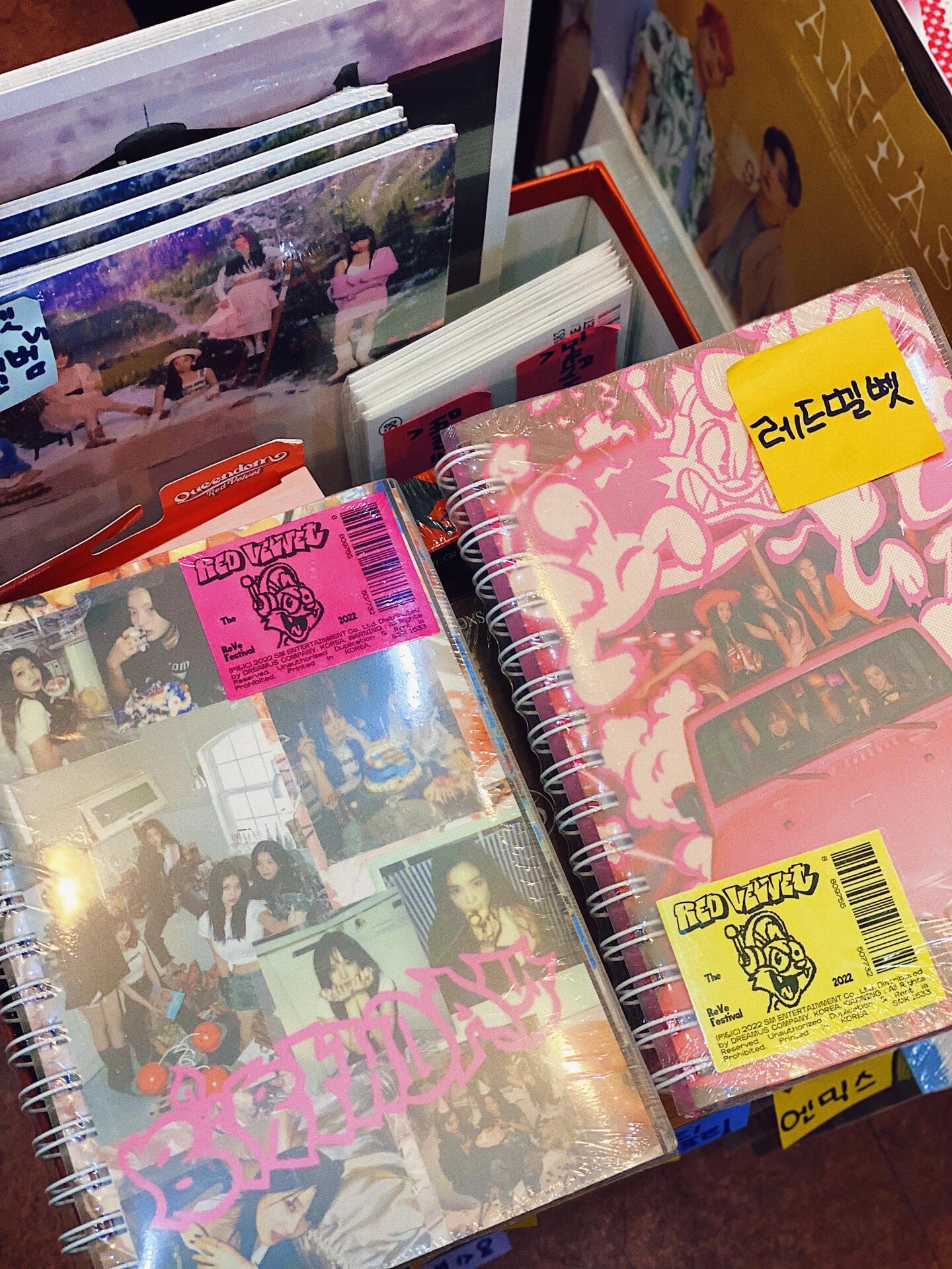 
                        ??濟州島KPOP專輯購買全攻略??這家店位于中央地下商場，離機場很近，就在濟州島東門市場附近。建議大家先在手機上下載kakaomap app（圖2），然后在首頁搜索：????????。直接打車到這里。如果手機沒有流量，可以直接讓司機看『????????』這幾個字。到達后，找到SPAO專賣店（圖3）。在它的正對面，有一個地下通道8號出入口GATE 8（圖4）。從這里下去進入商場后右轉，右手邊第二家就是！記住它的店鋪樣子（圖5）。中央地下商場有十幾個入口，你可以從任何一個入口進去，然后在地下找到GATE 8出入口就行。本來是想買aespa的mini3輯，結果記錯日子了，還沒發售……于是隨便買了4張想買的專輯。剛開始問的兩張都是SM的，所以老板娘送了吒和毛的海報。店里的專輯種類非常齊全，有特別版、典藏版、pd，還有個人單封的！IVE元英的單封今天去的時候沒貨了，其他五個人的都有～老板娘非常熱情，還可以隨便拍照～四張專輯花費9萬3～今晚回酒店再拆哈哈！#redvelvet #拆專 #專輯 #aespa #kpop #jeju #濟州島