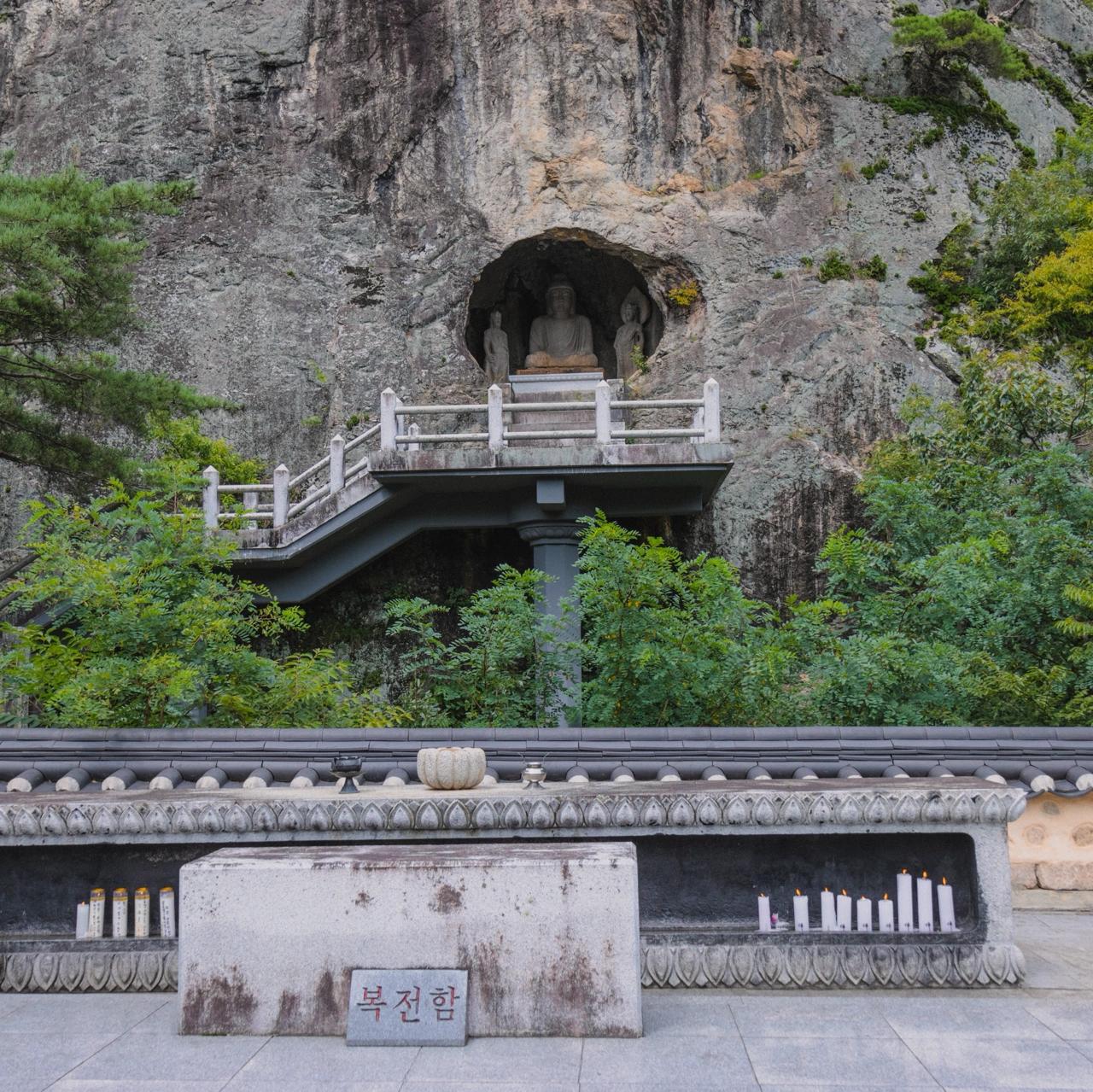 
                        ??慶北環保旅行，一起去軍威八公山環路走走??八公山足足有16個路段。這次的路線是八公山環路第9段。??一路上將經過八公山軍威地區，是一次走遍田野、村莊、山路的旅行~??大家下次也一起實踐一下環保旅行怎么樣？?? 軍威八公山 (?????)地址：慶尚北道軍威郡缶溪面東山里 (?? ??? ??? ???)??訪問時請一定保持安全距離，并佩戴口罩哦#韓國##韓國旅行##韓國觀光##韓國景點##打卡##山路##村莊##軍威##田野##自然##秋季旅行##拍照##打卡圣地##打卡熱點##熱門##慶尚北道##環保旅行#