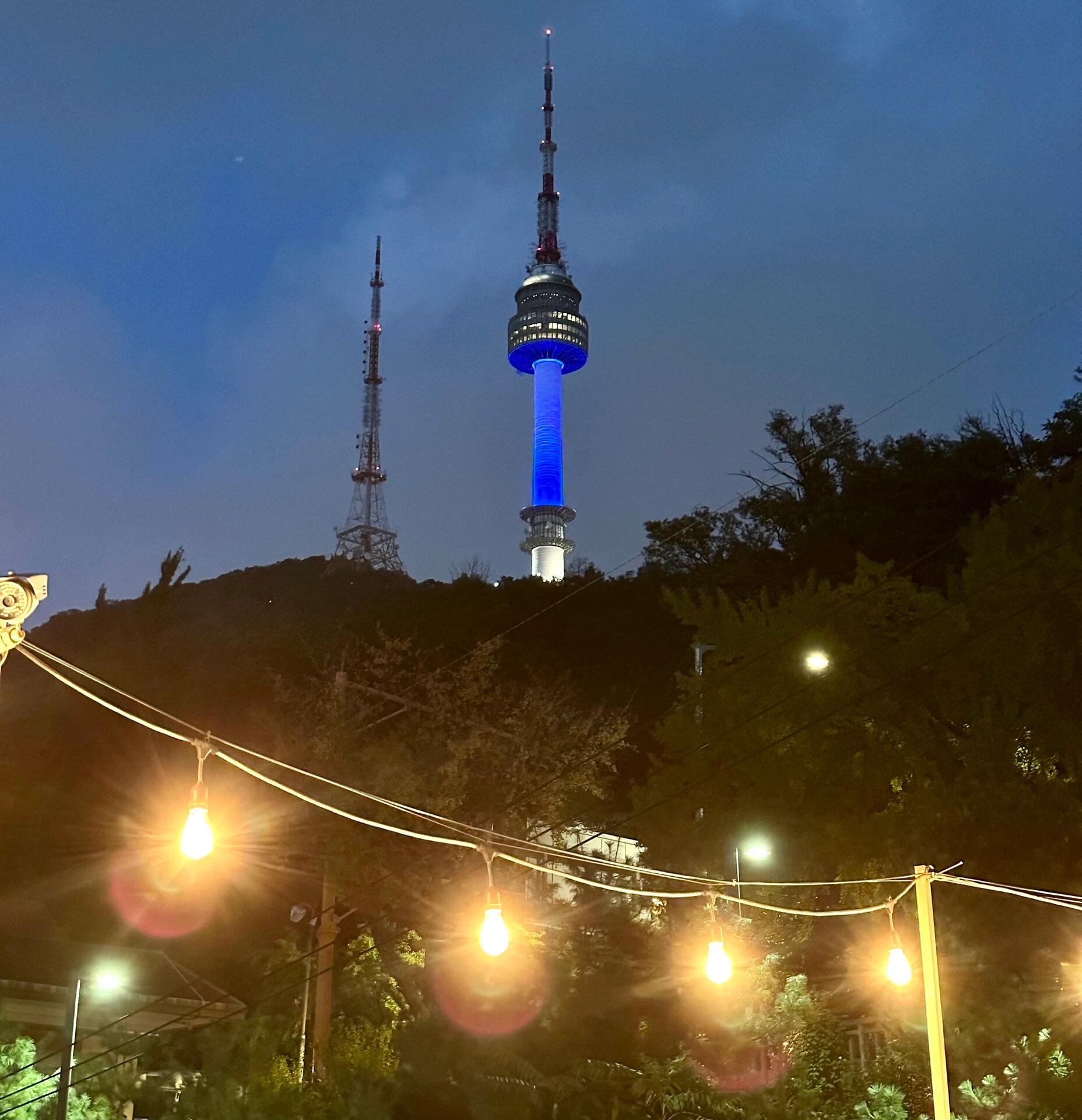 
                        ????｜欣賞夜景與南山塔的絕佳餐廳在梨泰院附近，有一家可以欣賞到夜景和南山塔的餐廳。這個季節，坐在這里吹著微風，欣賞夜景，真是無比愜意?????????????????：????????：?? ??? ???20? 45-1#梨泰院 #韓國 #首爾美食 #南山塔 #夜景餐廳 ?????
