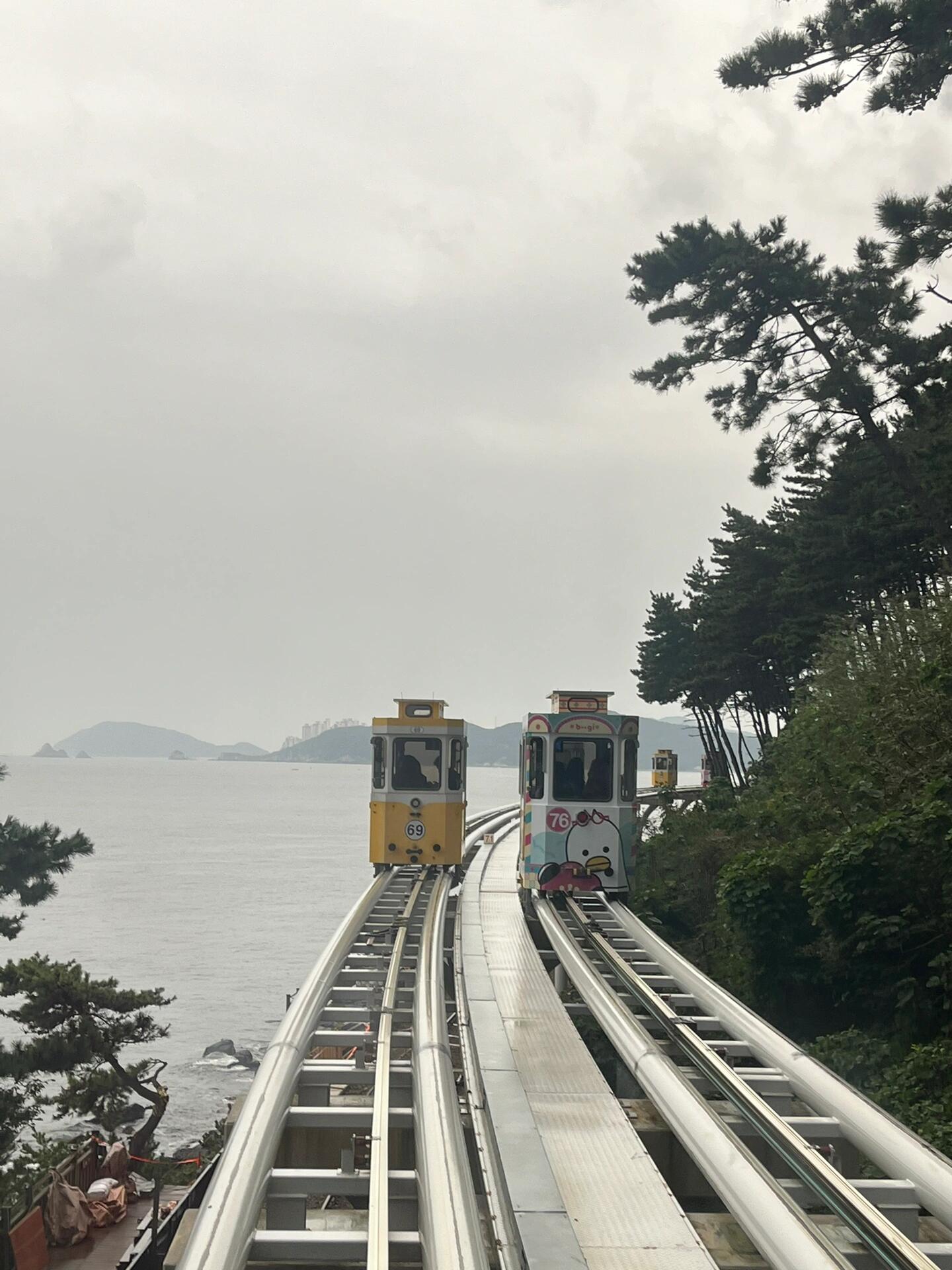 
                        釜山膠囊小火車體驗?? 天公不作美的10月3號???計劃了很久的釜山之旅，特意選了10月3號去體驗膠囊小火車，結果天公不作美，下起了雨，天氣也變冷了。到了現場才發現，原來兩個人只需要買一張票，我卻買了兩張票??。工作人員告訴我可以退一張，但要扣除50%的手續費，只能認栽了，誰讓我不清楚規則呢。這次沒能遇上好天氣，只好期待下次再來啦！#韓國 #釜山 #膠囊小火車 #釜山旅游 #旅行小貼士 #雨天出行