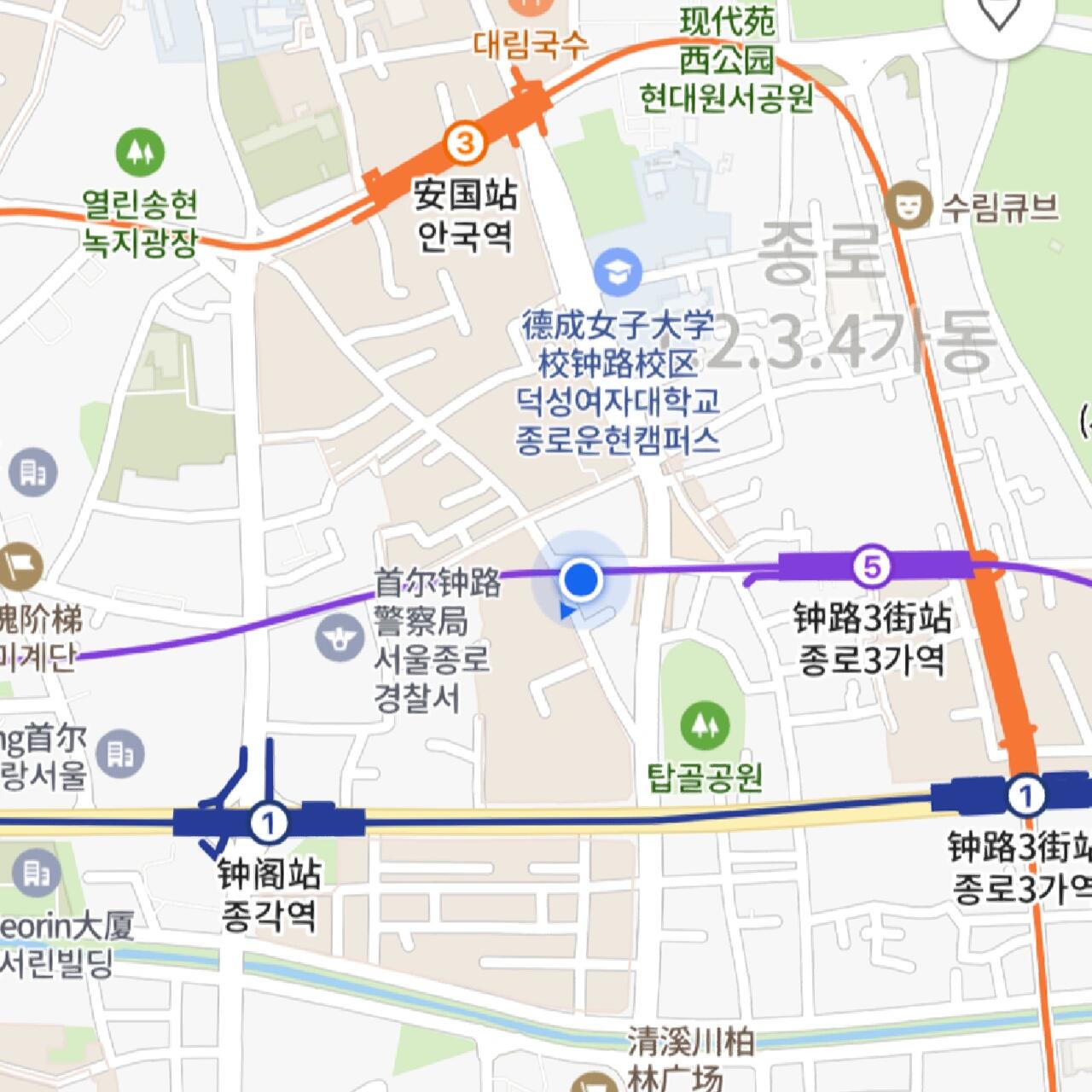 
                        ????首爾必逛！超值飾品店推薦??在國立現代美術館看展時，偶然發現了一條隱藏的寶藏街，里面有一家超值飾品店，簡直是購物天堂！??一直想買戒指，這家店的價格是我在首爾見過最便宜的，質量也很不錯！我和朋友一人買了三個，價格在2000? - 6900?之間。店里也有一些高價位的戒指，價格在8900? - 30000?之間，但在便宜區域挑選就足夠啦～??除了戒指，這里還有發圈、發夾、項鏈、耳釘、手鏈、鑰匙鏈、絲巾等各種飾品。街道有些民俗風情，店內也有民宿風格的商品，適合旅游時買來送朋友。??即使不專程來購物，這條街也值得一逛！有美食、咖啡廳、紀念品店，還有許多私人畫展可以打卡～??店鋪沒有名字，地址在最后兩張圖里哦～#韓國旅游 #韓國飾品店 #韓國小眾戒指 #韓國耳飾 #韓國民俗村 #韓國游玩 #首爾國立現代美術館