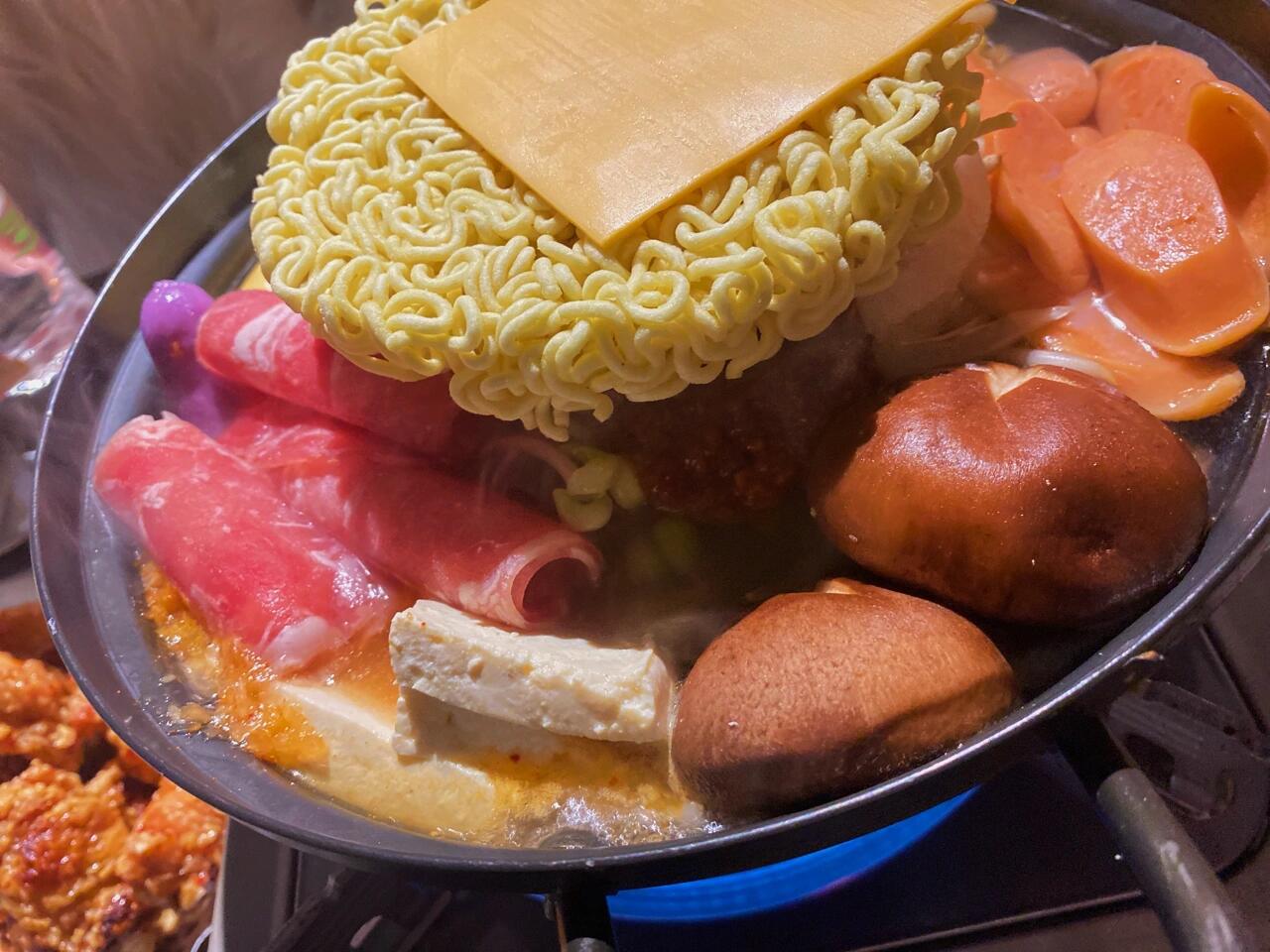 
                        德州探店｜走進韓劇??—梨泰院甜夜??帶你走近韓劇??梨泰院感受甜夜氛圍??——解鎖韓式????夜生活好吃又好看的拍照??打卡圣地喲快叫上小姐妹們???♀?一起體驗微醺??的快樂吧????———————————————————————————??：梨泰院甜夜·歐巴???♂?韓餐??：壹號院東門B14-03??：人均100???：11:00—14:0016:00—21:30———————————————————————————??-菜品推薦??梨泰院韓式烤肉（已經幫你烤好的??，直接吃就可以啦?? 沒有油煙煩惱哦 焦香酥脆的五花肉片 香香）??梨泰院炸雞（超級哇塞?? 甜辣的????很軟嫩多汁 一點都不膩）??真露燒酒（韓式醬花蛤??配燒酒?? 小姐妹???♀?聚會必備 帶你一秒進入韓劇??狀態）??（排骨鍋去了2??次都沒有吃??上 下次一定嘗試）———————————————————————————??經典的韓式????裝修風格氛圍燈超級nice???????黑色??運動或是韓風????更加出片??#梨泰院 #探店 #德州探店#德州美食 #韓餐