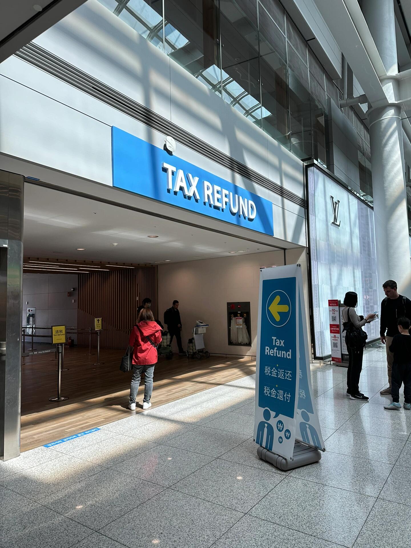 
                        韓國旅客仁川機場退稅攻略?剛從韓國回來，退稅流程有點復雜，分享一下我的經驗給大家：1?? 購物時記得帶上護照，結賬時問商家“tax free”？有些商家會直接在賬單中扣除稅費，但大多數會給你打印一張tax free form，記得和收據一起保存好，機場時會用到哦。2?? 離境當天，先去仁川機場的航空公司柜臺辦理登機手續。如果退稅商品在托運行李中，記得告知柜臺工作人員（圖一）。他們會稱重并貼好行李牌，但不會立即收走行李（因為海關可能會要求查看退稅商品）。3?? 帶著行李（包括托運行李）前往D或J區，那里有自助退稅機器（也是圖一）。選擇中英文指示，掃描護照和tax free form底部的條形碼，屏幕上會顯示相關信息。4?? 為了保險起見，我還去了D區后面的海關柜臺，把護照和tax free form交給海關人員，他們幫忙驗證了一下——雖然不確定是否必要，但這樣做讓我更安心（圖二）。5?? 海關旁邊有行李傳送帶，完成以上步驟后就可以將行李放上去啦（圖三）。6?? 然后就可以輕松享受美食和購物啦！過完海關后，前往28號登機口（圖四），在那里領取退稅款～又可以繼續買買買啦！希望能幫到大家??#仁川機場 #韓國退稅 #韓國購物 #韓國首爾退稅 #首爾退稅 #韓國旅行 #韓國攻略