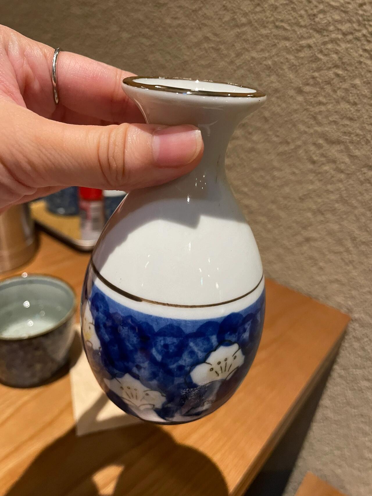 
                        ????首爾江南｜蠶室樂天美食｜????鰻魚飯YYDS店名：海木（新店哦）地址：樂天塔5層或6層??：39000韓元/份（雖然價格不菲，但絕對物有所值）吃法Tips：1?? 1/4直接吃～～烤鰻魚真的超級美味！！2?? 1/4放到碗里，加入托盤里的拌料～bimbim拌啊拌～??有芥末、蘇子葉碎、蔥花段、紫菜條等等3?? 1/4同上第二步，但這次加入湯（就是那個像酒壺的容器～～）4?? 最后的1/4隨你喜歡的方式吃～吃完就滿足啦??店鋪風格：日式風格，素雅幽靜，各桌距離適中，不會吵～還有一個機器人???在店里走動，上菜超有趣～#美食探店 #我的美食日記 #吃貨在首爾 #首爾探店 #江南美食 #韓國江南 #韓國美食博主 #蠶室美食 #樂天世界 #首爾美食 #日料推薦