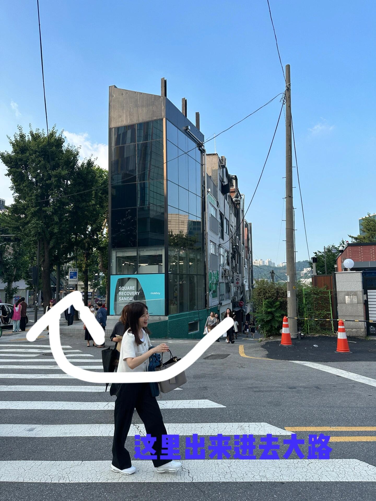 
                        ????漢南洞購物攻略與體驗分享，必看！漢南洞真的是個拍照圣地??，購物體驗也不錯，就是坡有點多，走起來有點累！不過好在店鋪密集，特種兵式逛街3小時足夠，想慢慢逛的話建議預留半天時間。??攻略小貼士：首先可以定位到little neck，從漢南站3號出口旁邊有個大樓梯下去就是，二樓是grove（質量一般，價格偏高），背后是MUSEE。接著定位到mardi，從這里開始一條街的購物之旅。沿路有emis、張元英同款的Rockfish（強烈推薦！舒適又實惠）、ANOETIC。大路上還有hunter、Diesel等品牌……相比之下，這里比圣水洞更好逛！最近雙肩包??特別流行，既方便又能裝很多東西，不懂雙肩包快樂的人真是虧了，隨便搭配都很時尚。#來拍照了 #漢南洞 #購物分享 #首爾探店 #好時髦百貨 #不費力時髦雙肩包