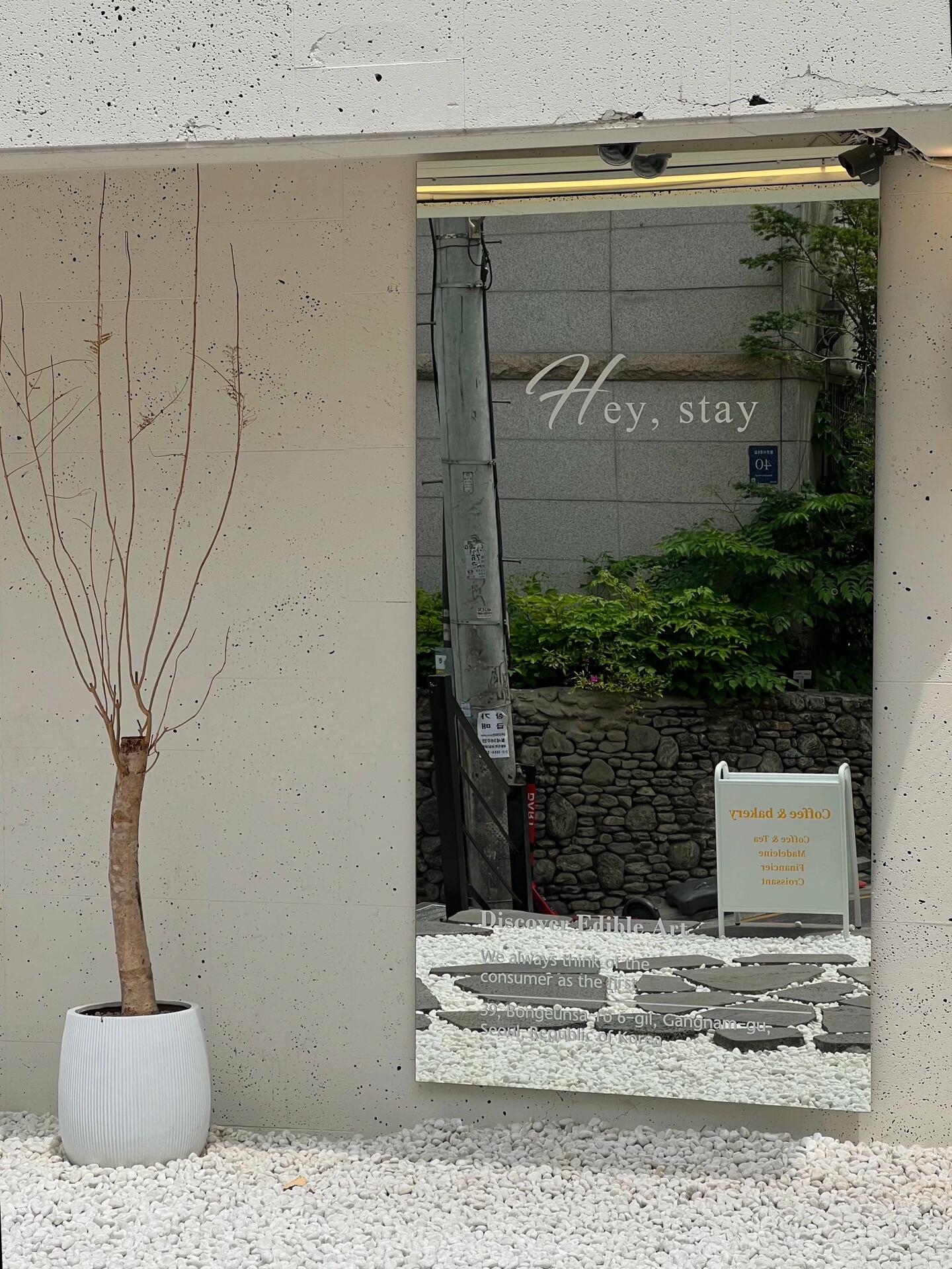 
                        首爾探店????當可頌遇上各種水果的時候-今天又來給大家推薦一家超美的咖啡廳啦！這家獨棟咖啡廳位于江南站附近，店面顏值超高，分為兩層，每層都有許多窗邊座位，簡直美到不行！原以為是簡約的ins風，沒想到二樓還有可愛的小兔子在海洋球里玩耍，驚喜滿滿～-一樓可以自取甜品然后去結賬，推薦他們家的可頌，草莓、檸檬、芒果、巧克力等多種口味都有，里面塞滿了奶油，超級美味！還嘗了一個費南雪，雖然外觀精致高級，但味道一般。瑪德琳看起來倒是挺不錯的哦～?????????- ?? ??? ????6? 39 1?(???)- 11:00-22:30- 捷運9號線新論峴站 6號口步行327m#韓國留學日常 #韓國留學生 #留學韓國 #韓國旅行 #韓國吃喝玩樂 #韓國旅行攻略 #在首爾記者團 #韓國美食 #首爾旅行 #首爾探店 #首爾打卡 #首爾美食 #美食探店 #本地人愛吃的店 #周末去哪兒 #韓國咖啡廳 #高顏值咖啡館推薦 #網紅咖啡廳 #甜品 #寶藏甜品店分享 #高顏值甜品店 #日常碎片PLOG #江南 #江南美食 #江南探店 #江南咖啡店