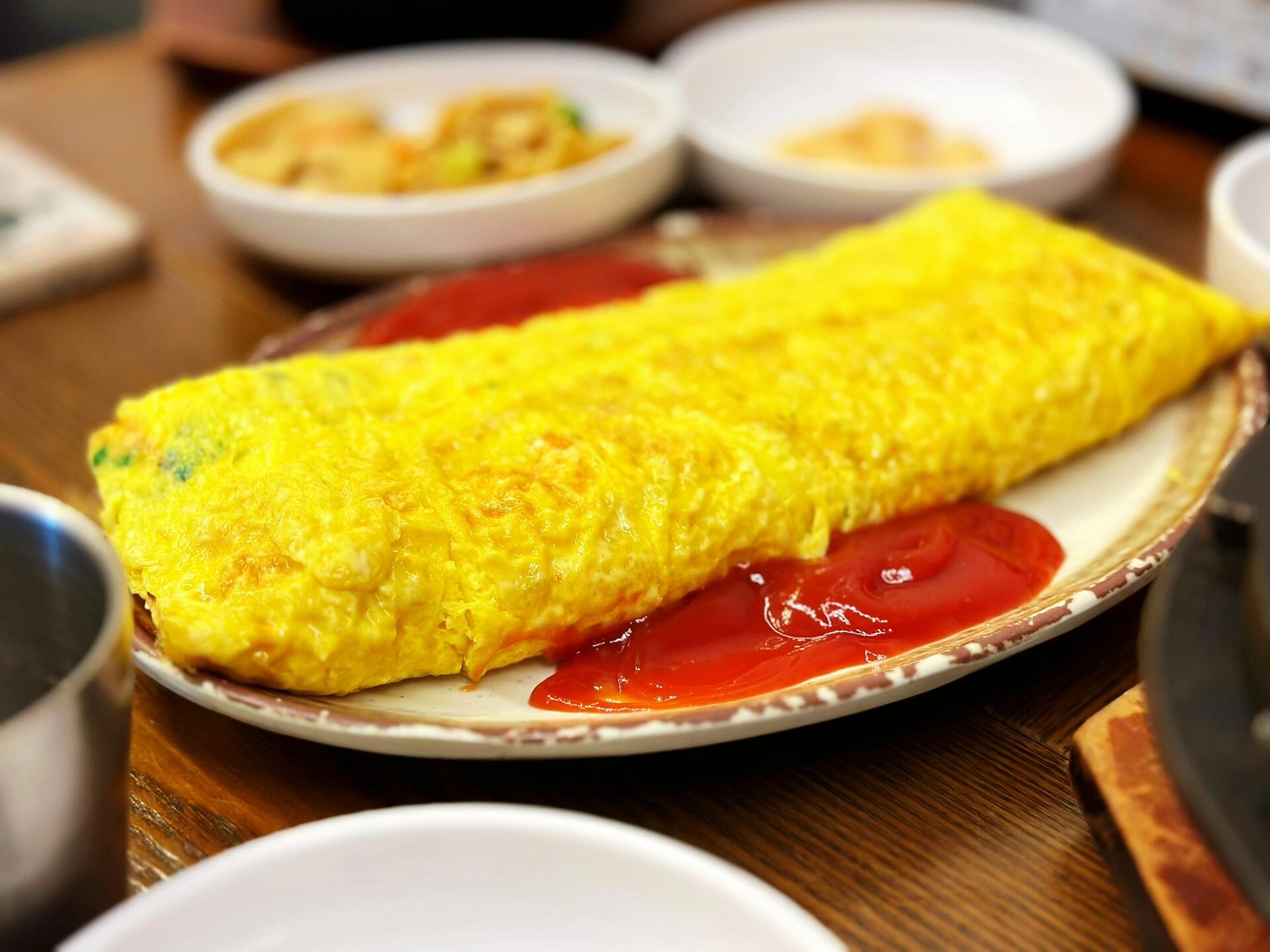 
                        ????韓國美食探店-??? 新村梨大在韓國想吃到性價比超高的部隊鍋？那一定要來???！他們家的部隊鍋套餐只需9000韓幣（需兩人同行），每次路過都能看到長長的隊伍。除了贈送的小菜，還有一小鍋香噴噴的米飯，尤其是鍋巴，超級美味！雞蛋卷也是又大又好吃，絕對值得一試！??圖片第二頁有詳細的價格表哦~??店名：????營業時間：24小時（03:00-05:00, 15:00-17:00）??地址：?? ???? ??? 66??交通：2號線新村站/梨大站，步行約400米#新村美食 #留學韓國 #美食分享 #新村 #我的私藏美食 #首爾美食 #韓式部隊鍋 #梨花女子大學 ??????