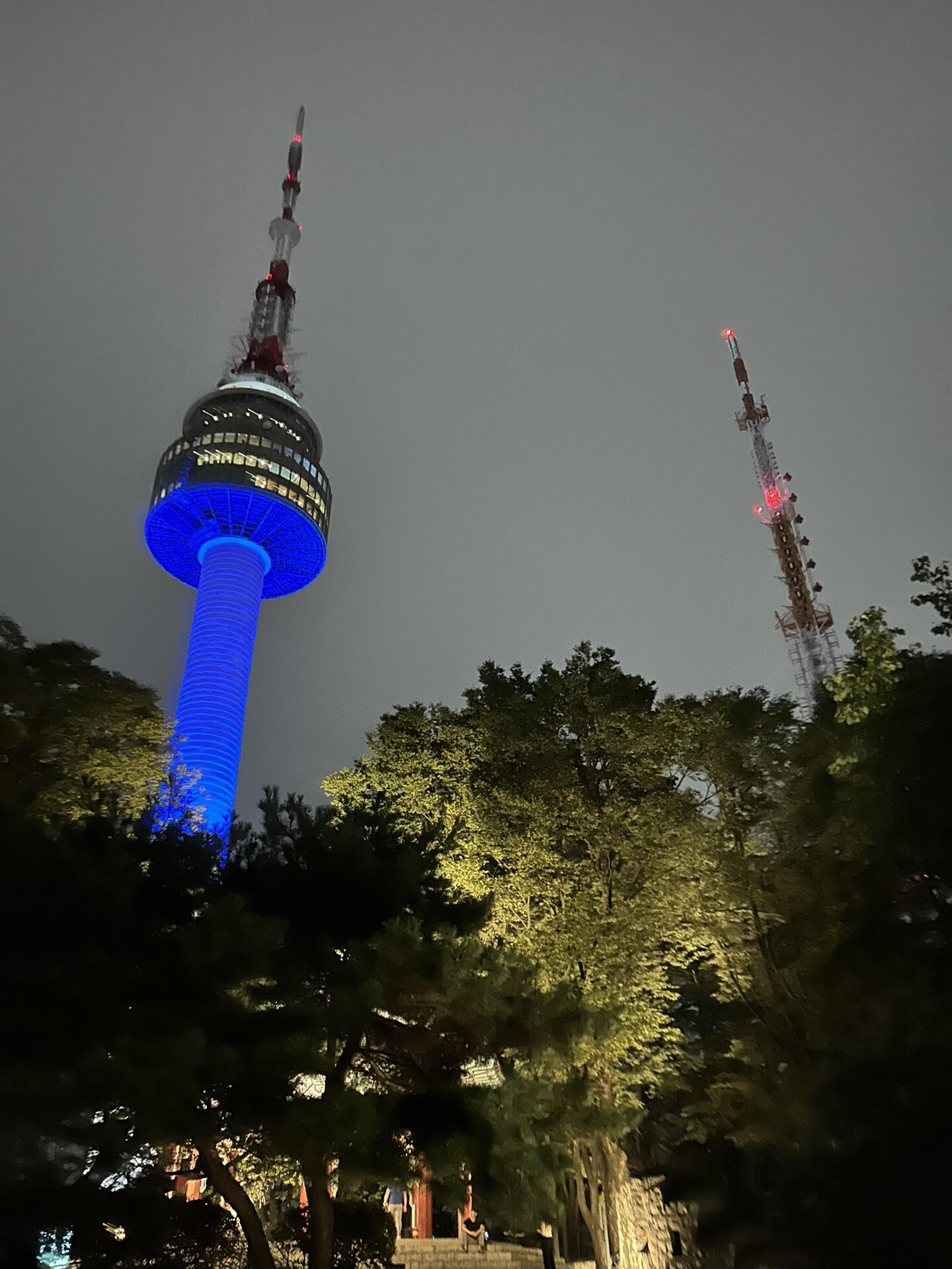 
                        首爾南山塔夜景打卡指南?每次來到首爾，南山塔的夜景總是讓我流連忘返。即使一個人旅行，也能感受到它的獨特魅力。雖然周圍都是情侶和家庭，但一個人的旅行也有它的樂趣，隨心所欲地探索，真的很不錯哦！?? #首爾旅行 #夜景 #首爾夜景 #南山塔 #韓國旅游