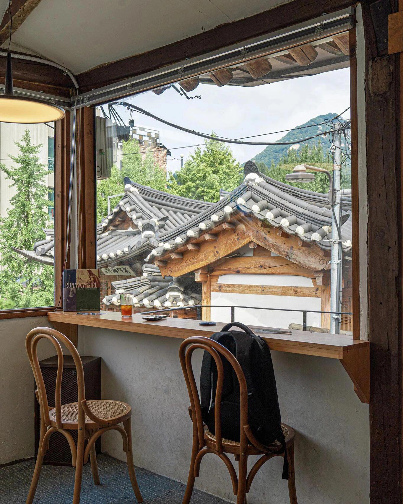 
                        咖啡店 | 老舊街邊小屋改造手作實木吧臺老舊韓屋迎來新生?手作家具散發質樸魅力如同咖啡師的匠心之作??#品牌設計 #COTD咖啡探店 #手沖咖啡店 #手沖咖啡日常 #咖啡店 #咖啡店裝修 #咖啡店裝修日記 #高顏值咖啡館推薦 #網紅 #咖啡 #設計 #探店 #韓國咖啡探店 #韓國咖啡廳 #韓國探店咖啡廳 #首爾咖啡廳 #首爾咖啡廳 #舊房改造 #老房改造 #小院改造 #咖啡店拍照 #小眾咖啡店 #社區咖啡店