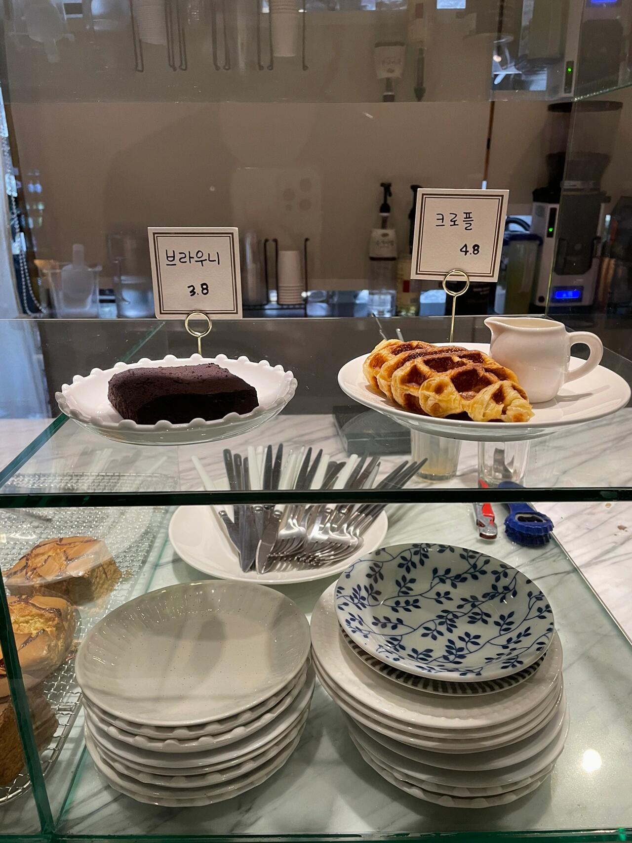 
                        首爾探店??梨泰院咖啡廳Poundz夕陽美景偶然發(fā)現(xiàn)了一家超贊的咖啡廳，真的被驚艷到了！梨泰院的風(fēng)景絕對不會讓你失望。最佳觀賞時間是下午4點到6點，正好是夕陽西下的時候。頂樓的位置超級適合拍照哦！??Poundz: ?? ??? ?????38? 29-17 1?（淑大入口站）??營業(yè)時間：13:00-22:00 #首爾探店 #韓國 #首爾咖啡 #梨泰院探店 #梨泰院 #探店 #韓國咖啡 ????