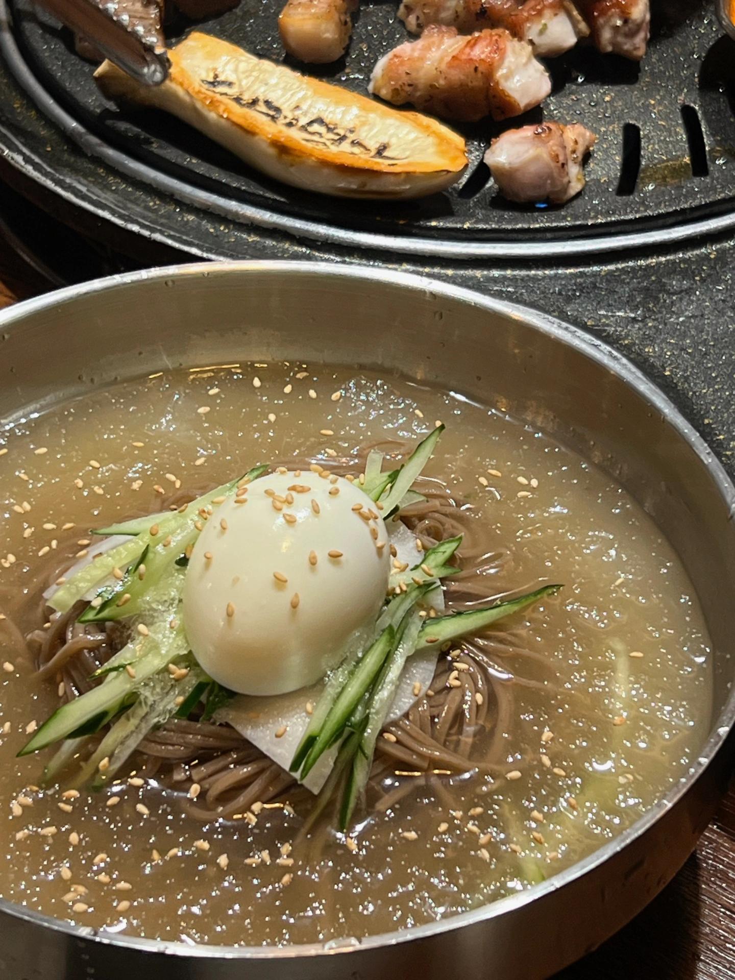 
                        首爾探店????弘大必吃烤五花肉- 這家店一看就讓人食欲大開，所以果斷去嘗試了！他們家的特色是25mm厚的五花肉和30mm的豬頸肉，都是韓國本地生產(chǎn)的1+等級豬肉，并且經(jīng)過14天的熟成處理。- 另一大亮點是來自韓國各地的五種泡菜，包括小蔥泡菜、水泡菜和辣白菜等。我個人偏愛直接蘸鹽或芥末吃五花肉，或者用茖蔥包著吃。除了烤肉的烤盤，還有一個專門用來烤泡菜或炒飯的烤盤。?????? ???- 地址：?? ??? ??? 221 1?- 營業(yè)時間：工作日15:00-24:00，周末12:00-24:00- 交通：捷運2號線弘大入口站3號口步行264米????其他分店推薦【弘大】?? ??? ????? 14【蠶室】?? ??? ???15? 10 1?#日常碎片PLOG #韓國留學(xué)日常 #韓國留學(xué)生 #留學(xué)韓國 #韓國旅行 #韓國吃喝玩樂 #韓國旅行攻略 #韓國美食 #首爾旅行 #首爾探店 #首爾打卡 #首爾美食 #美食探店 #本地人愛吃的店 #周末去哪兒 #韓國烤肉 #烤五花肉 #弘大 #弘大探店 #弘大美食 #首爾延南洞 #延南洞探店 #延南洞美食 ??????