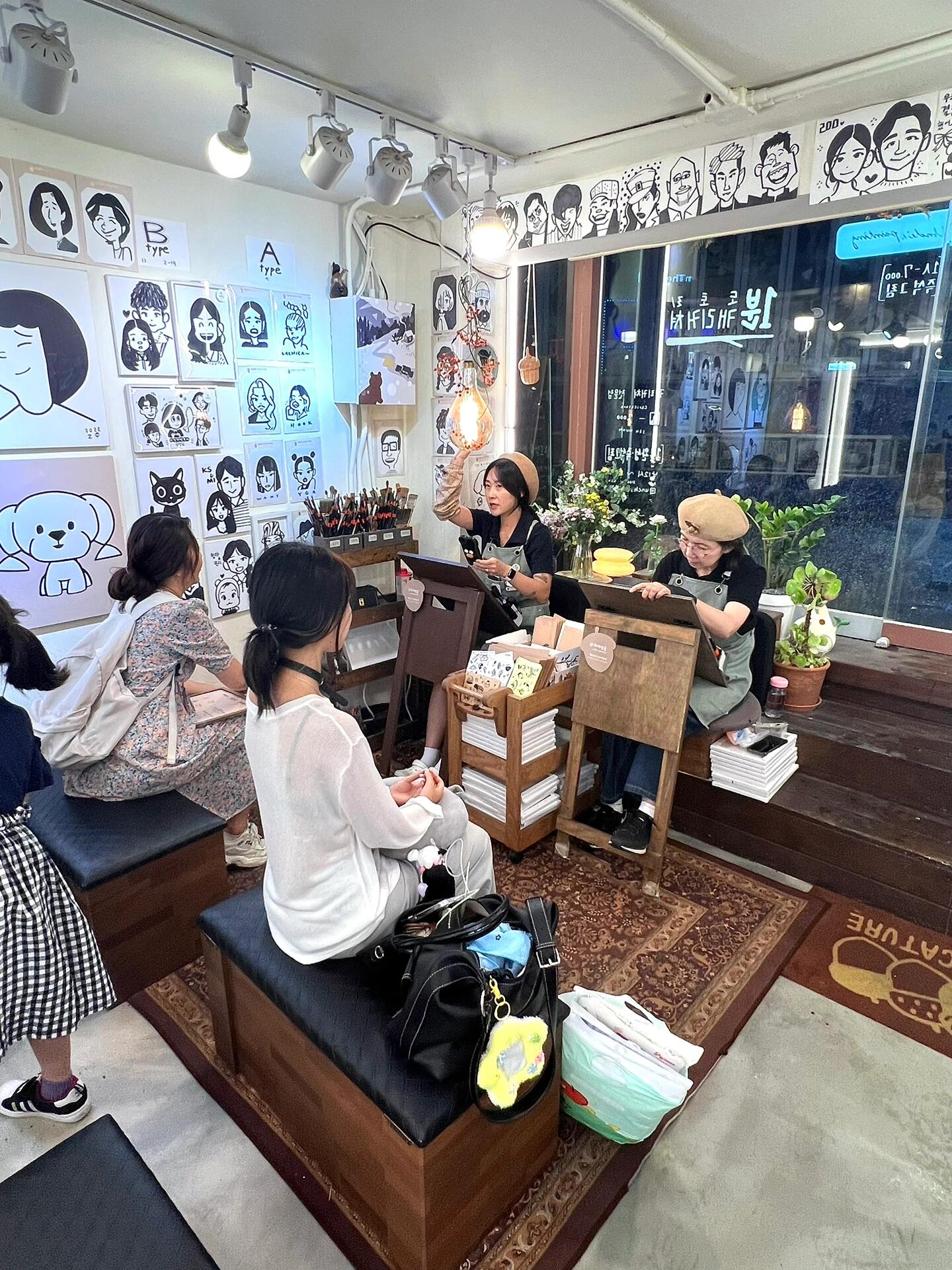 
                        在弘大體驗畫像藝術(shù)??超級喜歡這次的畫像體驗！店員們都非常友好，讓人感到特別放松～如果你在首爾，一定要來試試哦！#韓國 #弘大 #弘大探店 #首爾 #藝術(shù)體驗 #旅行推薦
